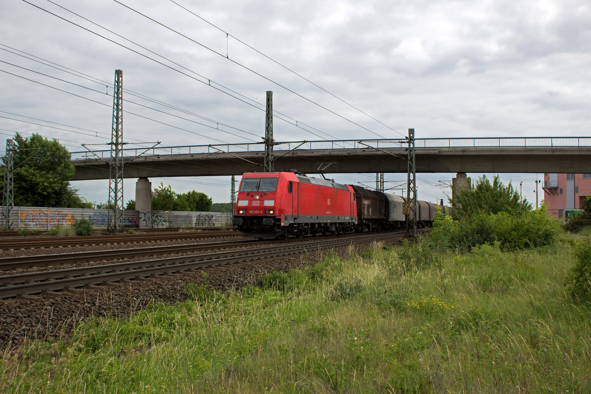 Die DB-Cargo-Lok 185 305 n�hert sich mit ihrem G�terzug am 13.06. K�ln-Porz und damit dem Abzweig in Richtung G�terbahnhof Gremberg.