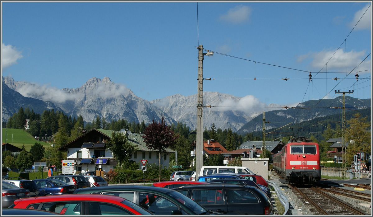 Die DB E 111018-8 erreicht von M�nchen kommend mit ihrem RE nach Innsbruck Seefeld im Tirol.
15. Sept. 2011
