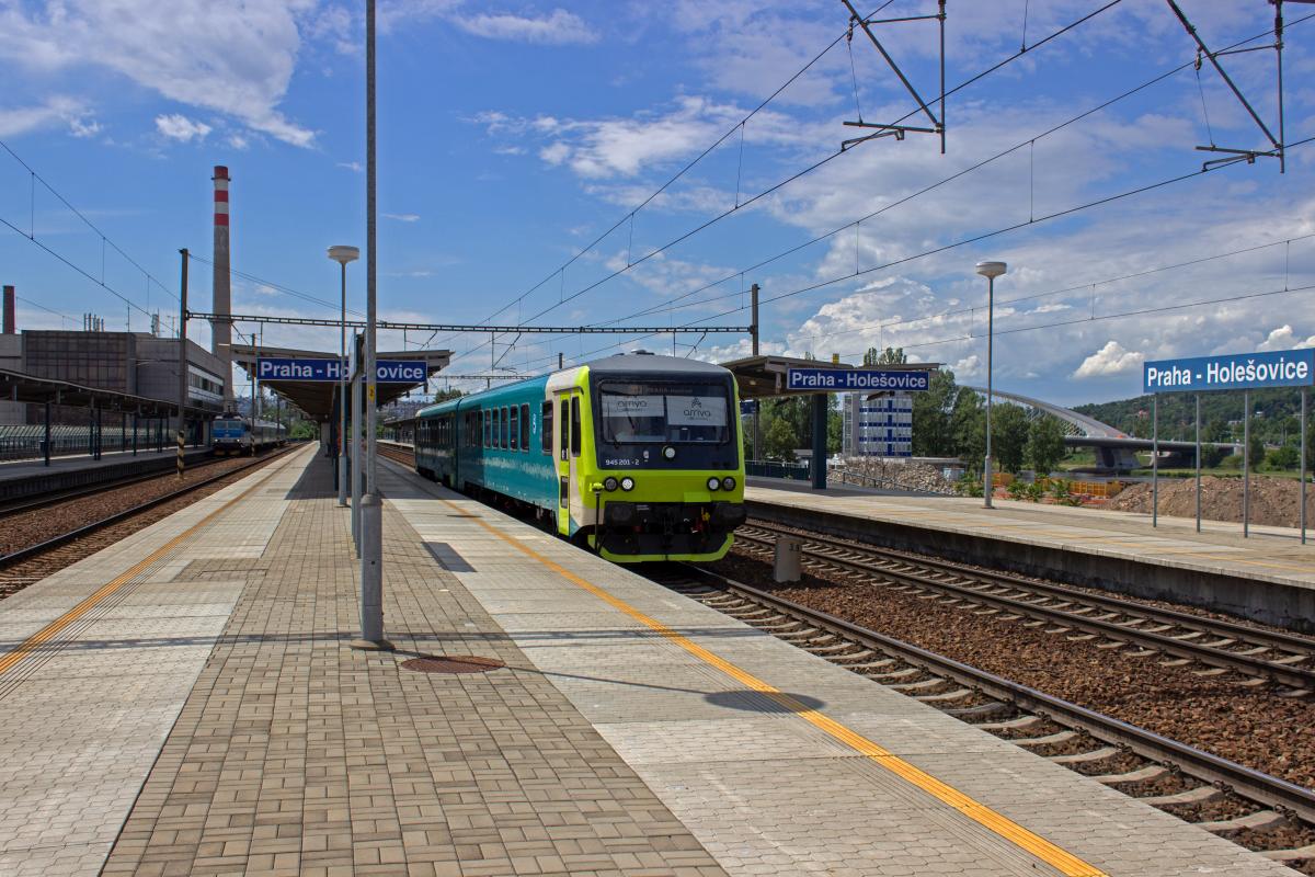Die DB-Tochter Arriva Vlaky bediente sich f�r Ausschreibungen tschechischer Netze recht ausgiebig im Pool ausrangierter 628. W�hrend die von Prag ausgehenden R�chlik-Leistungen, die den betagten Triebwagen (zumindest dem Namen nach) zum Schnellzug machen, erst im Dezemberg 2019 starteten, war das Unternehmen schon zuvor als Linie S 49 zwischen Roztocky u Prahy und Praha-Hostivař unterwegs; so wie hier mit 845 201, der fr�her einmal 628 277 hie�.