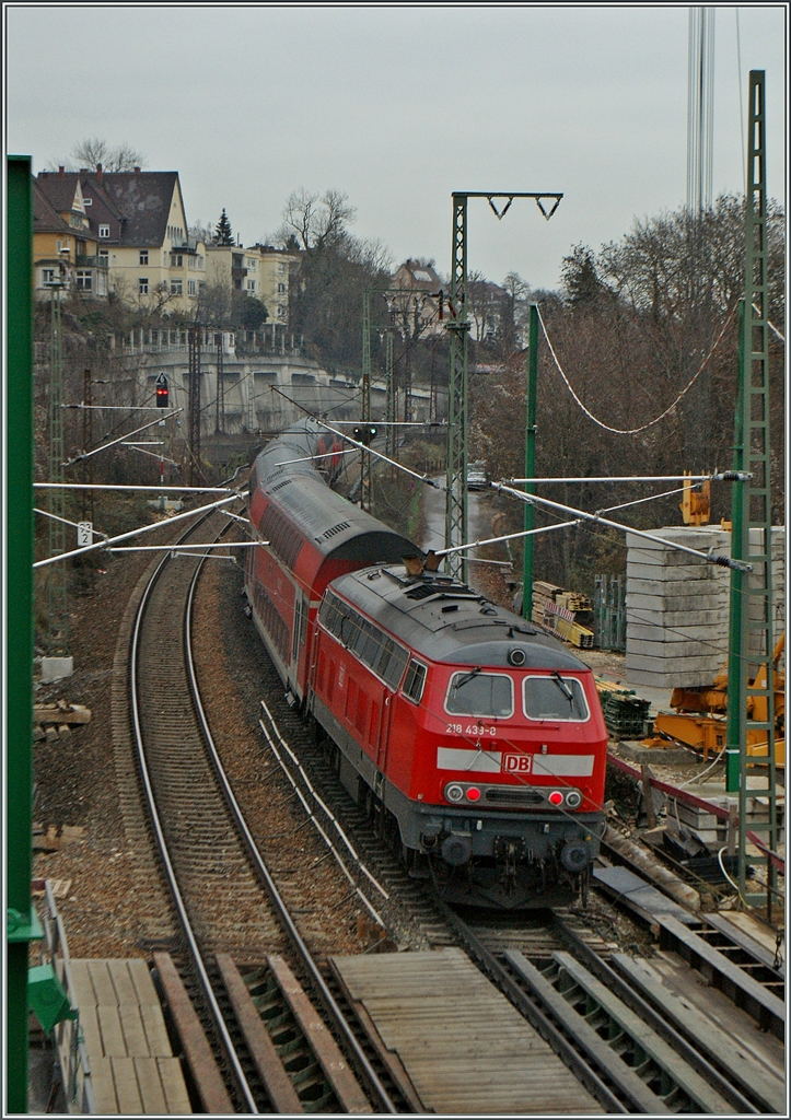Die DB V 218 439-8 schiebt kurz nach Ulm ihren IRE von Lindau nach Stuttgart.
29. Nov. 2013