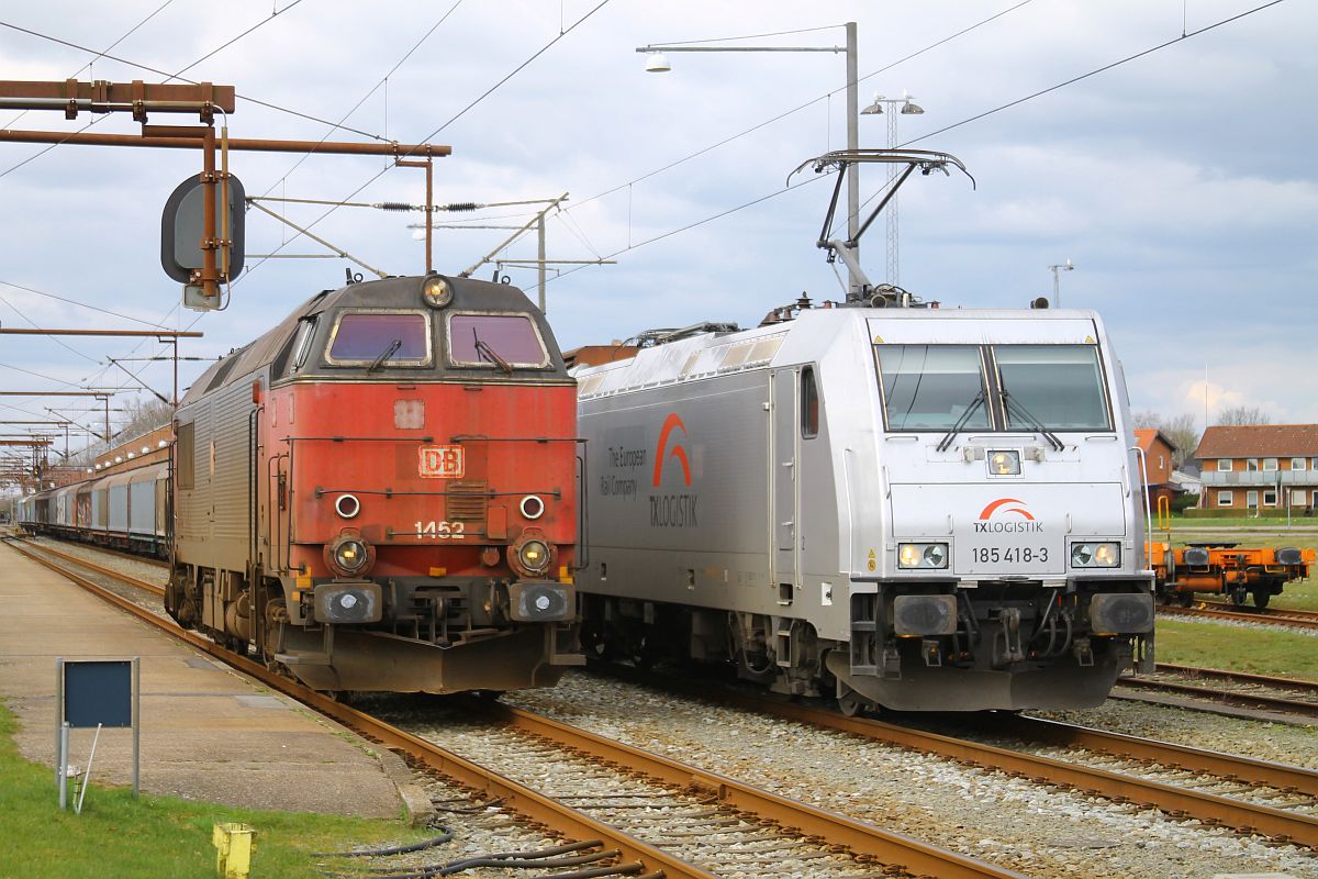 Die DBCSC MZ 1452 passiert auf dem Weg zur Tanke den abfahrbereiten FS Schiebewandwagenzug mit TXL 185 418-3, Pattburg/Padborg 04.04.2023. 