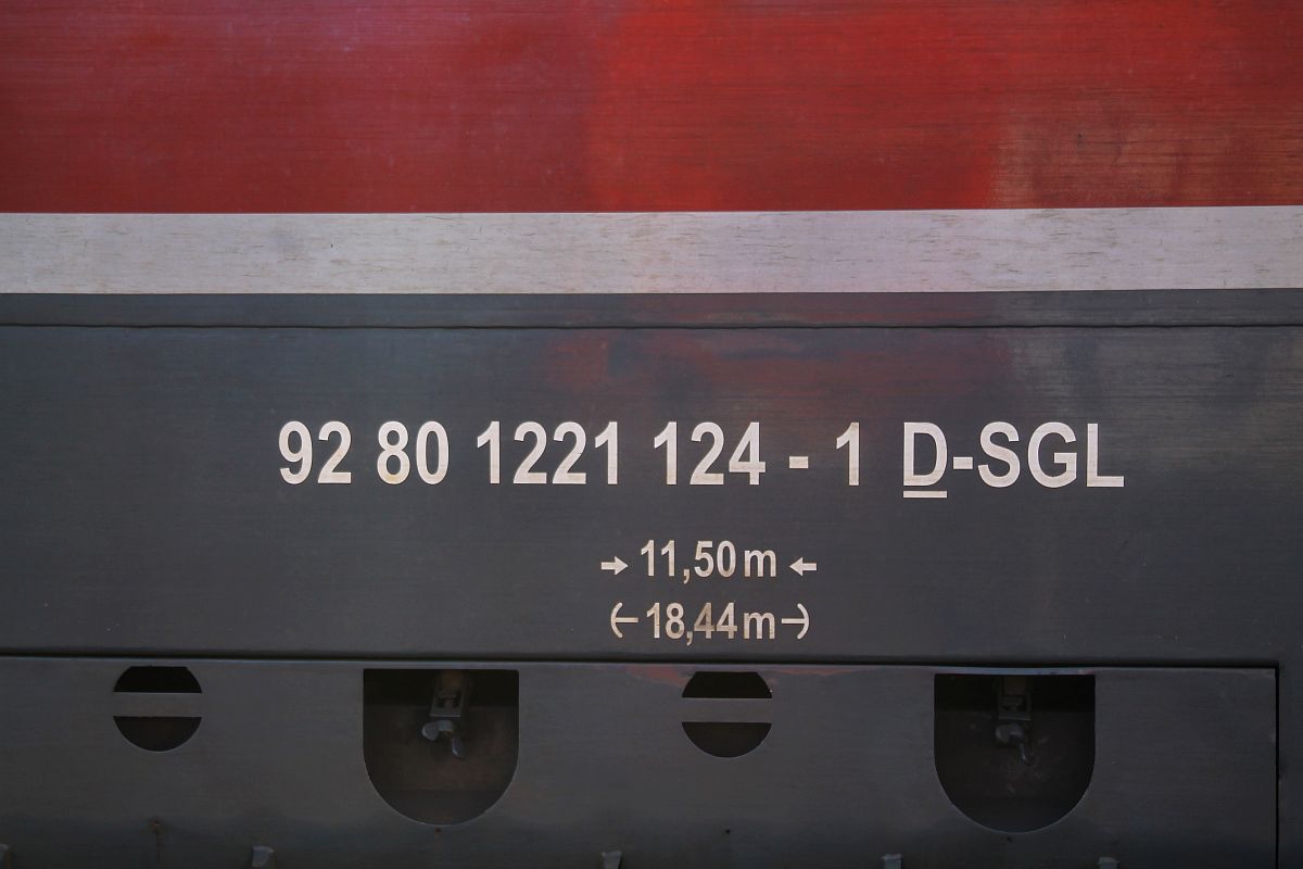 Die derzeit gültige NVR Nummer 92 80 1221 124-1 D-SGL der SGL V 270.10 im ehemaligen Bw Flensburg 07.04.2023