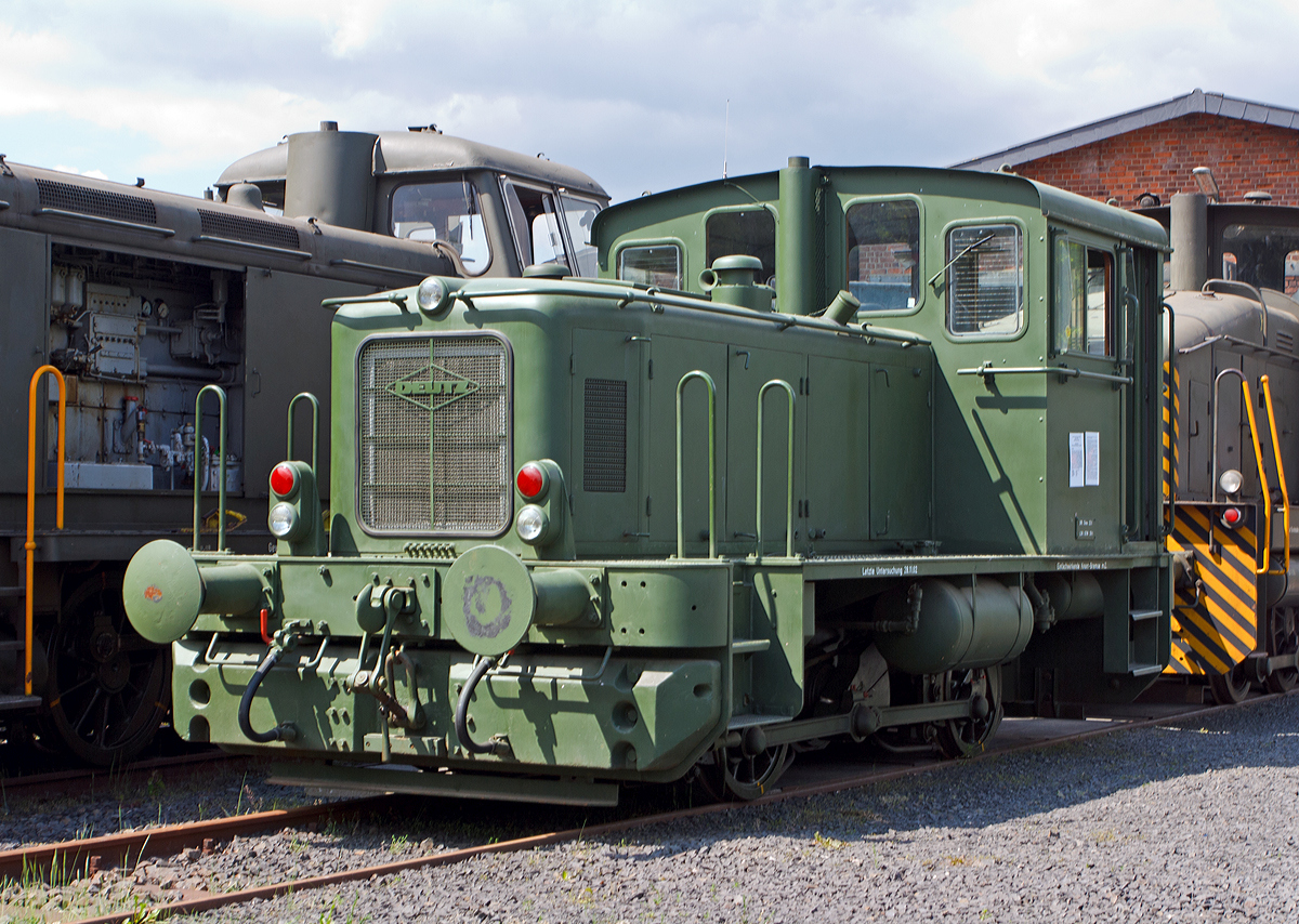 
Die Deutz 57513 - eine DEUTZ  KS 230 B Diesellokomotive ehemals der Bundeswehr, am 18.05.2014 ausgestellt beim Erlebnisbahnhof Westerwald der Westerwlder Eisenbahnfreunde 44 508 e. V. hier war Museumstag. Die Lok ist Eigentum vom Militrhistorisches Museum Dresden und eine Leihgabe an die Eisenbahnfreunde. In der Lokstation Westerburg findet man eine einzigartige Spezialsammlung von Schienenfahrzeugen der Bundeswehr.

Die Lok wurde 1962 bei Deutz unter der Fabriknummer 57513 gebaut und an die BW (Fliegerhorstgruppe Erding) ausgeliefert, 2007 wurde sie auer Dienst gestellt.

Die Lokomotive KS 230 B ist die Weiterentwicklung der A12L 614 R und kam Anfang der Sechziger Jahre auf den Markt. Die erste Maschine wurde am 28. Februar 1962 ausgeliefert.
Die DEUTZ-Diesellok KS 230 B (A12L 714A) ist eine zweiachsige Rangiermaschine mit hydraulischer Kraftbertragung und Stangenantrieb. Als Antriebsmotor wird der luftgekhlte DEUTZ-Vielstoffmotor A12L 714 A mit einer Leistung von 230 PS verwandt. Die Motorleistung wird ber eine Gummi-Dmpfungskupplung und Gelenkwelle auf das VOITH-Getriebe L 33 yUb bertragen. Von hier aus wird die Antriebskraft ber das angeflanschte Wendegetriebe auf die zwischen den Achsen liegende Blindwelle weitergeleitet, die ber Kurbeln, Treib- und Kuppelstangen beide Radstze antreibt. Die Lokomotive hat ein Dienstgewicht von etwa 28 Tonnen und erreicht bei einer Zugkraft von 7000 kg auf gerader horizontaler Strecke eine Maximalgeschwindigkeit von 30 km/h. Der Kraftstoffverbrauch betrgt bei 50 % Durchschnittsbelastung um die 22 Kilogramm Dieseltreibstoff pro Stunde.

Am 19. Dezember 1961 wurde zwischen dem Bundesamt fr Wehrtechnik und Beschaffung und der KHD AG, Kln-Deutz, der Hauptvertrag ber die Lieferung von 21 Lokomotiven geschlossen. Diese Fahrzeuge waren fr den Einsatz in Liegenschaften der Luftwaffe und Marine bestimmt. Sie erhielten die Versorgungsartikel-Bezeichnung:  Lokomotive, Vielstoff, 1.435 mm Spurbreite, 200 PS  und wurden der Versorgungsnummer 2210-12-137-0042 zugeordnet.
Die Inbetriebsetzung der Maschinen bedeutete allerdings nicht fr alle Fahrzeuge auch gleichzeitig den geplanten Einsatz. Viele brokratische Hemmnisse, fehlende Infrastruktur und Betriebskostenrechnungen aus unterschiedlichster Betrachtungsweise fhrten dazu, dass Ende 1963 nur acht der Loks im planmigen Einsatz waren. Die brigen dreizehn Loks standen unbenutzt an den einzelnen Standorten abgestellt. Mangelnde Erfahrung, nicht erfolgte Wartungen und mangelhafte Unterbringung der Fahrzeuge fhrten naturgem zu Strungen bei den nachfolgenden Inbetriebnahmen.

Der Ersatzteilservice, anstehende Reparaturen, sowie Frist- und Hauptuntersuchungen, wurden bis zur Einstellung der Lokomotivproduktion bei KHD Kln-Deutz, vom Lieferanten im Einzelauftragsverfahren vorgenommen.
Ab 1972 bernahm die Firma Henschel & Sohn, Kassel die Wartung und Instandsetzung von Deutz - Lokomotiven.
Das Bundesamt fr Wehrtechnik und Beschaffung strebte allerdings zur Kostenreduzierung den Abschluss eines Instandhaltungs - Rahmenvertrages fr alle Lokomotiven der Bundeswehr an. Es galt eine Werkstatt zu finden, die ber das notwendige Know-How verfgte, um alle Arbeiten ber die gesamte Palette der Bundeswehr - Lokomotiven fachgerecht auszufhren. In Moers wurde man fndig und so wurde wurde am 09. Juli 1975 ein Vertrag zwischen der Firma MaK Kiel, Reparaturwerk Moers und dem BwB Koblenz geschlossen, der den gesamten Bestand von damals 50 regelspurigen Lokomotiven umfasste.
Quelle: http://www.bundeswehrloks.de/


Technische Daten:
Typ:  KS 230 B
Spurweite: 1.435 mm (Normalspur)
Lnge ber Puffer:   7.310 mm
Achsanzahl:  zwei (B-dh)
Motor:  KHD luftgekhlter 12-Zylinder-V- Vielstoffmotor A12L 714 A
Hubraum: 19,0 l
Leistung: 170 kW (230 PS) bei 2000 U/min
Getriebe: Voith L 33 yUb
Antriebbertragung: s.o.
Dienstgewicht:  28 t
Hchstgeschwindigkeit: 32 km/h
Raddurchmesser  850 mm
Anfahrzugkraft  9000 kg / 90 kN
Bremse:  Knorr Druckluftbremse
