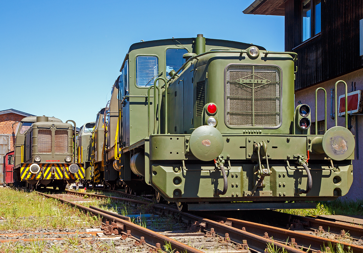 Die Deutz 57513 - eine DEUTZ KS 230 B Diesellokomotive ehemals der Bundeswehr, am 06.05.2018 ausgestellt beim Erlebnisbahnhof Westerwald der Westerwälder Eisenbahnfreunde 44 508 e. V. hier war Museumstag. Die Lok ist Eigentum vom Militärhistorisches Museum Dresden und eine Leihgabe an die Eisenbahnfreunde. In der Lokstation Westerburg findet man eine einzigartige Spezialsammlung von Schienenfahrzeugen der Bundeswehr.

Die Lok wurde 1962 bei Deutz unter der Fabriknummer 57513 gebaut und an die BW (Fliegerhorstgruppe Erding) ausgeliefert, 2007 wurde sie außer Dienst gestellt.

Die Lokomotive KS 230 B ist die Weiterentwicklung der A12L 614 R und kam Anfang der Sechziger Jahre auf den Markt. Die erste Maschine wurde am 28. Februar 1962 ausgeliefert.
Die DEUTZ-Diesellok KS 230 B (A12L 714A) ist eine zweiachsige Rangiermaschine mit hydraulischer Kraftübertragung und Stangenantrieb. Als Antriebsmotor wird der luftgekühlte DEUTZ-Vielstoffmotor A12L 714 A mit einer Leistung von 230 PS verwandt. Die Motorleistung wird über eine Gummi-Dämpfungskupplung und Gelenkwelle auf das VOITH-Getriebe L 33 yUb übertragen. Von hier aus wird die Antriebskraft über das angeflanschte Wendegetriebe auf die zwischen den Achsen liegende Blindwelle weitergeleitet, die über Kurbeln, Treib- und Kuppelstangen beide Radsätze antreibt. Die Lokomotive hat ein Dienstgewicht von etwa 28 Tonnen und erreicht bei einer Zugkraft von 7000 kg auf gerader horizontaler Strecke eine Maximalgeschwindigkeit von 30 km/h. Der Kraftstoffverbrauch beträgt bei 50 % Durchschnittsbelastung um die 22 Kilogramm Dieseltreibstoff pro Stunde.

Am 19. Dezember 1961 wurde zwischen dem Bundesamt für Wehrtechnik und Beschaffung und der KHD AG, Köln-Deutz, der Hauptvertrag über die Lieferung von 21 Lokomotiven geschlossen. Diese Fahrzeuge waren für den Einsatz in Liegenschaften der Luftwaffe und Marine bestimmt. Sie erhielten die Versorgungsartikel-Bezeichnung:  Lokomotive, Vielstoff, 1.435 mm Spurbreite, 200 PS  und wurden der Versorgungsnummer 2210-12-137-0042 zugeordnet.
Die Inbetriebsetzung der Maschinen bedeutete allerdings nicht für alle Fahrzeuge auch gleichzeitig den geplanten Einsatz. Viele bürokratische Hemmnisse, fehlende Infrastruktur und Betriebskostenrechnungen aus unterschiedlichster Betrachtungsweise führten dazu, dass Ende 1963 nur acht der Loks im planmäßigen Einsatz waren. Die übrigen dreizehn Loks standen unbenutzt an den einzelnen Standorten abgestellt. Mangelnde Erfahrung, nicht erfolgte Wartungen und mangelhafte Unterbringung der Fahrzeuge führten naturgemäß zu Störungen bei den nachfolgenden Inbetriebnahmen.

Der Ersatzteilservice, anstehende Reparaturen, sowie Frist- und Hauptuntersuchungen, wurden bis zur Einstellung der Lokomotivproduktion bei KHD Köln-Deutz, vom Lieferanten im Einzelauftragsverfahren vorgenommen.
Ab 1972 übernahm die Firma Henschel & Sohn, Kassel die Wartung und Instandsetzung von Deutz - Lokomotiven.
Das Bundesamt für Wehrtechnik und Beschaffung strebte allerdings zur Kostenreduzierung den Abschluss eines Instandhaltungs - Rahmenvertrages für alle Lokomotiven der Bundeswehr an. Es galt eine Werkstatt zu finden, die über das notwendige Know-How verfügte, um alle Arbeiten über die gesamte Palette der Bundeswehr - Lokomotiven fachgerecht auszuführen. In Moers wurde man fündig und so wurde wurde am 09. Juli 1975 ein Vertrag zwischen der Firma MaK Kiel, Reparaturwerk Moers und dem BwB Koblenz geschlossen, der den gesamten Bestand von damals 50 regelspurigen Lokomotiven umfasste.
Quelle: http://www.bundeswehrloks.de/

Technische Daten:
Typ: KS 230 B
Spurweite: 1.435 mm (Normalspur)
Länge über Puffer: 7.310 mm
Achsanzahl: zwei (B-dh)
Motor: KHD luftgekühlter 12-Zylinder-V- Vielstoffmotor A12L 714 A
Hubraum: 19,0 l
Leistung: 170 kW (230 PS) bei 2000 U/min
Getriebe: Voith L 33 yUb
Antriebübertragung: s.o.
Dienstgewicht: 28 t
Höchstgeschwindigkeit: 32 km/h
Raddurchmesser 850 mm
Anfahrzugkraft 9000 kg / 90 kN
Bremse: Knorr Druckluftbremse