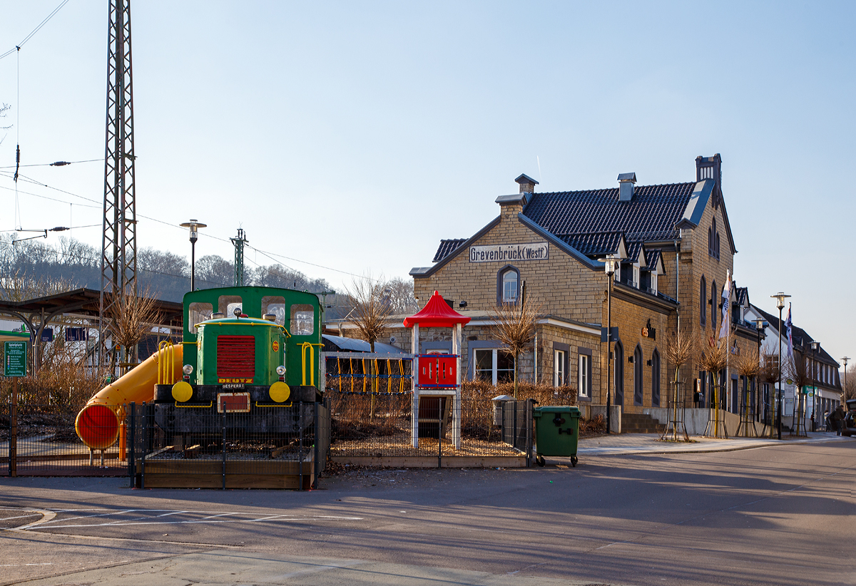 
Die Deutz N° 56580 steht nun aufgefrischt als Spielplatzlok vor dem Empfangsgebäude vom Bahnhof Grevenbrück (Westf.), hier am 27.02.2016. Im Jahr 2013 konnte ich sie noch beim Grevenbrücker Kalkwerk ablichten: 
http://hellertal.startbilder.de/bild/Deutschland~Dieselloks~_Deutz+div.+Typen/296482/die-deutz-n-56580-werkslok-der.html  Im Dezember 2014 wurde sie von der Rheinkalk Grevenbrück GmbH an die Stadt Lennestadt versenkt, von der Grevenbrück ein Stadtteil ist. Nun hat die Lok hier eine neue Verwendung gefunden.

Die normalspurige Lok vom Typ Deutz A12L 614 R wurde 1957 von Deutz unter der Fabriknummer 56580 gebaut und an Albert Sonnenberg GmbH in Düsseldorf geliefert. 1974 ging sie über einen Händler an Union Deutsche Lebensmittelwerke GmbH, Werk Fettraffinerie Brake (Brake  1 ), bis sie 2003 wieder über einen Händler zum Kalkwerk kam.

Mit ca. 200 PS stellte die A12L 614 R die stärkste zweiachsige Maschine im Programm der Maschinen mit luftgekühlten Motoren dar.

TECHNISCHE DATEN:
Spurweite: 1.435 mm (Normalspur)
Achsfolge: B
Eigengewicht: 28 t
Höchstgeschwindigkeit: 30 km/h
Anfahrzugkraft: 7.000 kg (34,67 kN)
Leistung: 200 PS bei 1.800 U/min
Motor: luftgekühlter 12 Zylinder V-Motor vom Typ Deutz A12L 614
Motorhubraum: 16 Liter
