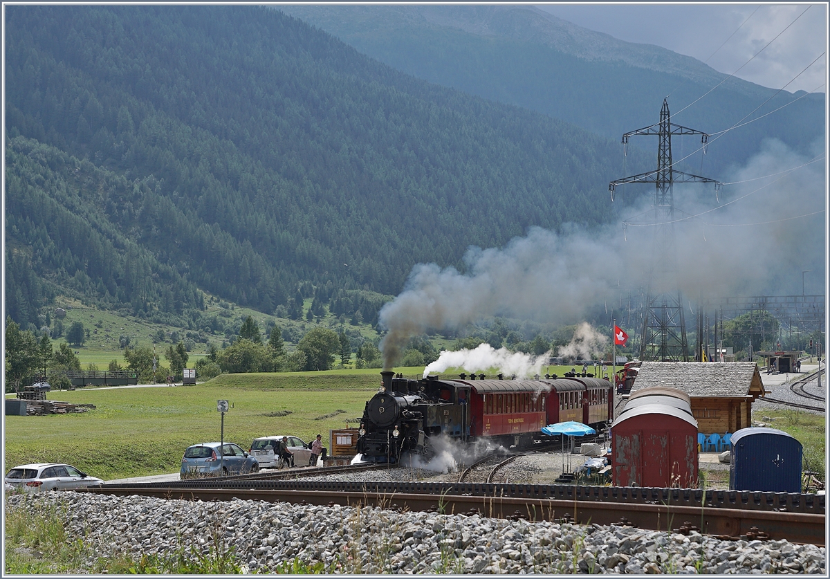 Die DFB HG 3/4 N° 9 verlässt mit ihrem Dampfzug nach Realp den DFB Bahnhof von Oberwald in Richtung Gletsch. 

31. August 201