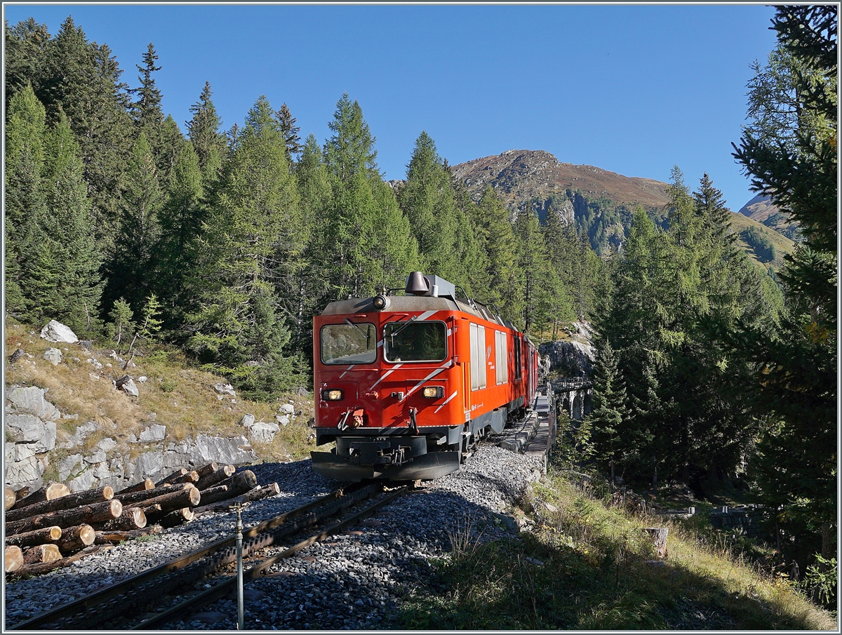 Die DFB HGm 4/4 61 ist zwischen Gletsch und Oberwald auf der Fahrt nach Oberwald. 

30. Sept. 2021