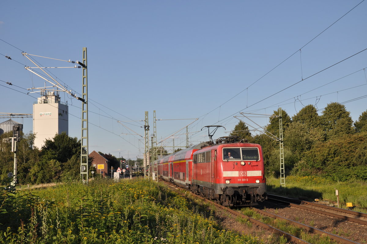 Die dienstälteste, noch fahrende 111; 111 011; war am 21. Juli 2020 als RE4 (10456) nach Aachen Hbf unterwegs und wurde dabei bei der Ausfahrt aus dem Bahnhof Lindern fotografiert. Zum Fahrplanwechsel 2020/21 werden die 111er mit ihren Doppelstockwagen durch moderne Triebwagen der Baureihe 462 (RRX) abgelöst. 