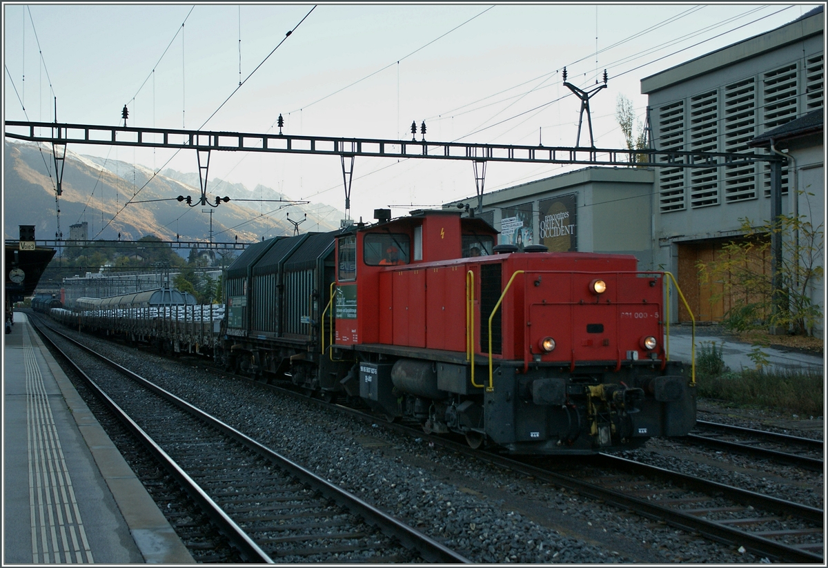 Die Diesellok 031 00-5 bzw. 837 827-5 in Sierre. Die Lok trägt beide Anschriften.
7. Nov. 2013