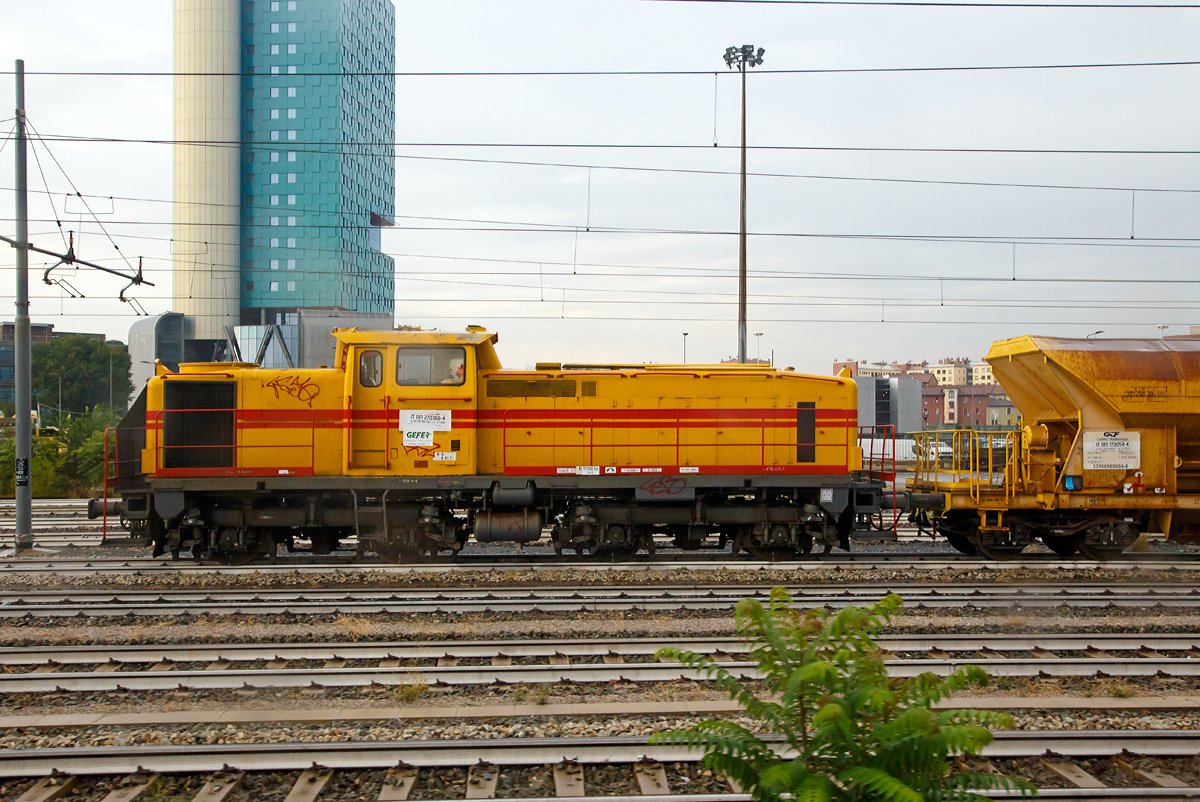 
Die Diesellok I-GEFER 99 83 9484 010-7 (IT RFI 270 366-4) der Gefer S.p.A, Roma, ex OHE 1500 73 „Soltau“ (Osthannoversche Eisenbahnen AG), eine von zwei gebauten Deutz DG 1500 BBM, abgestellt am 14.09.2017 bei Rho.

Die Lok wurde 1969 von Deutz unter der Fabriknummer 58250 gebaut und an die Osthannoversche Eisenbahnen AG als 1500 73 „Soltau“ geliefert, 2002 wurde sie nach Italien verkauft.

Die KHD DG 1500 BBM ist eine Vierachsige Diesellokomotive mit der Achsfolge Bo'Bo', von ihr wurden 2 Exemplare gebaut. Sie hat einen 12-Zylinder-Dieselmotore vom Typ KHD BAM12528 mit 1.500 PS Leistung.

Technische Daten_:
Spurweite: 1.435 mm (Normalspur)
Achsformel: B'B'
Länge über Puffer: 13.500 mm
Dienstgewicht: 78 t
Höchstgeschwindigkeit: 	70 km/h
Installierte Leistung: 1.500 PS)
