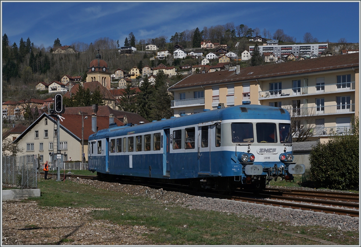 Die Dieseltriebzüge X 2800 wurden ab 1957 bei Decauville (X 2801 - X 2816) sowie bei Renault (X 2817 - X 2919) gebaut, also insgesamt 119 Stück. Die letzten X 2800 verkehrten noch bis 2009 im regulären Verkehr. Der hier zu sehende X ABD 2816 gehört der  Assosiation l'autrail X2800 du Haut Doubs  und ist im Rahmen einer Ostersonderfahrt in Morteau beim Rangieren zu sehen. 

16. April 2022