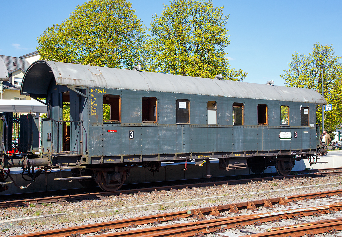 
Die Donnerbüchse 83 154 Augsburg (UIC 75 80 242 9071-3 D-EMD), der Gattung Ciu-27/28 des EM Dieringhausen (Dauerleihgabe der Osnabrücker Dampflokfreunde) am 05.05.2011 im Bf Wiehl, in dem Museumszug Bergischer Löwe. 

Dieser Wagen wurde 1928 von der Vereinigten Westdeutschen Waggonfabrik (Westwaggon) in Köln gebaut, er wurde als 4.-Klasse-Wagen Di-27 bestellt, jedoch schon als Ciu-27/28 mit 3.-Klasse-Sitzen ausgeliefert. Zunächst trug er die Betriebsnummer 41 512 und wurde in der Eisenbahndirektion Nürnberg (41512 Nürnberg) eingesetzt. 1930 bekam der Wagen die Nummer 83 154. 1963 wurde der Wagen als Bauzugwagen umgebaut (Wohn-Werkstattwagen 476) und zunächst unter der Nummer 8474 eingesetzt. Der Wagen wurde später von der Bayrisch- Schwäbischen Museumsbahnen erworben und 1989 dort aufgearbeitet. Nach einem dortigen Einsatz auf der Augsburger Lokalbahn kauften die Osnabrücker Dampflokfreunde den Wagen 1997 und arbeiteten ihn abermals auf.

Technische Daten:
Spurweite: 1.435 mm
Anzahl der Achsen: 2 
Sitzplätze: 52 
Eigengewicht: 21,7 t
Länge über Puffer:  13,92 m
Achsstand: 8,5 m
Bremse: Kkp-Bremse (Kunze-Knorr Personenzugbremse) mit Handbremse
Vmax:  90 km/h
Ehemalige Bezeichnungen: ex DRG 41 512 Nürnberg, ex DB 83 154 Au, ex DB 608099-28864-9 (Wohn-Werkstattwagen 476)