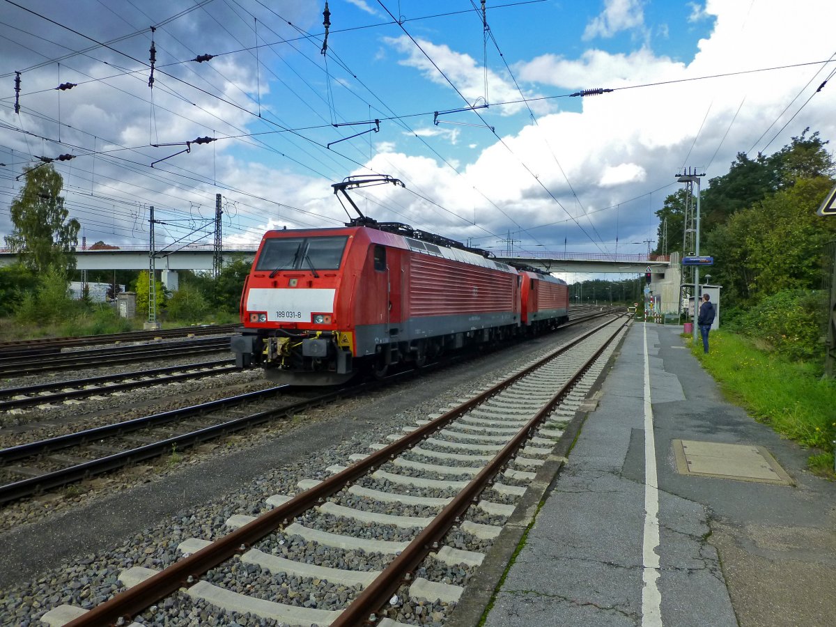 Die Doppeltraktion aus zwei Loks der Baureihe 189 zeigt den L�ngenvergleich mit dem Bahnsteig in Duisburg-Entenfang. F�r Triebwagen der Baureihen 628 oder 426, die hier eingesetzt waren war dieser gerade ausreichend lang.