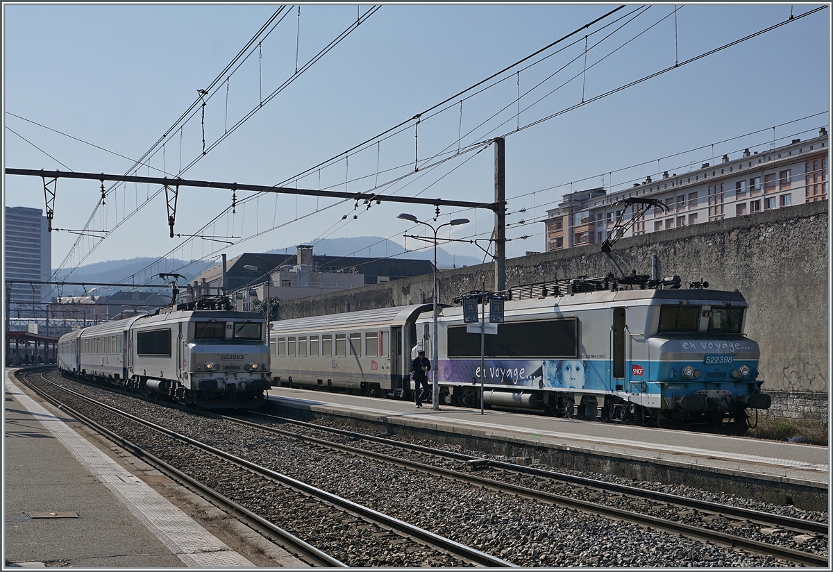 Die dreiteiligen SNCF Z 24500 2N NG, nun meist in hellblau dominieren dem TER Verkehr in Chambéry-Challes-les-Eaux, doch weiterhin verkehren etliche TER mit den BB 22200  nez cassé  und  Corail -Wagen, so dass hier die beiden SNCF BB 22398 und BB 22363 mit ihren TER Zügen auf dem Bild Platz fanden.

22. März 2022 