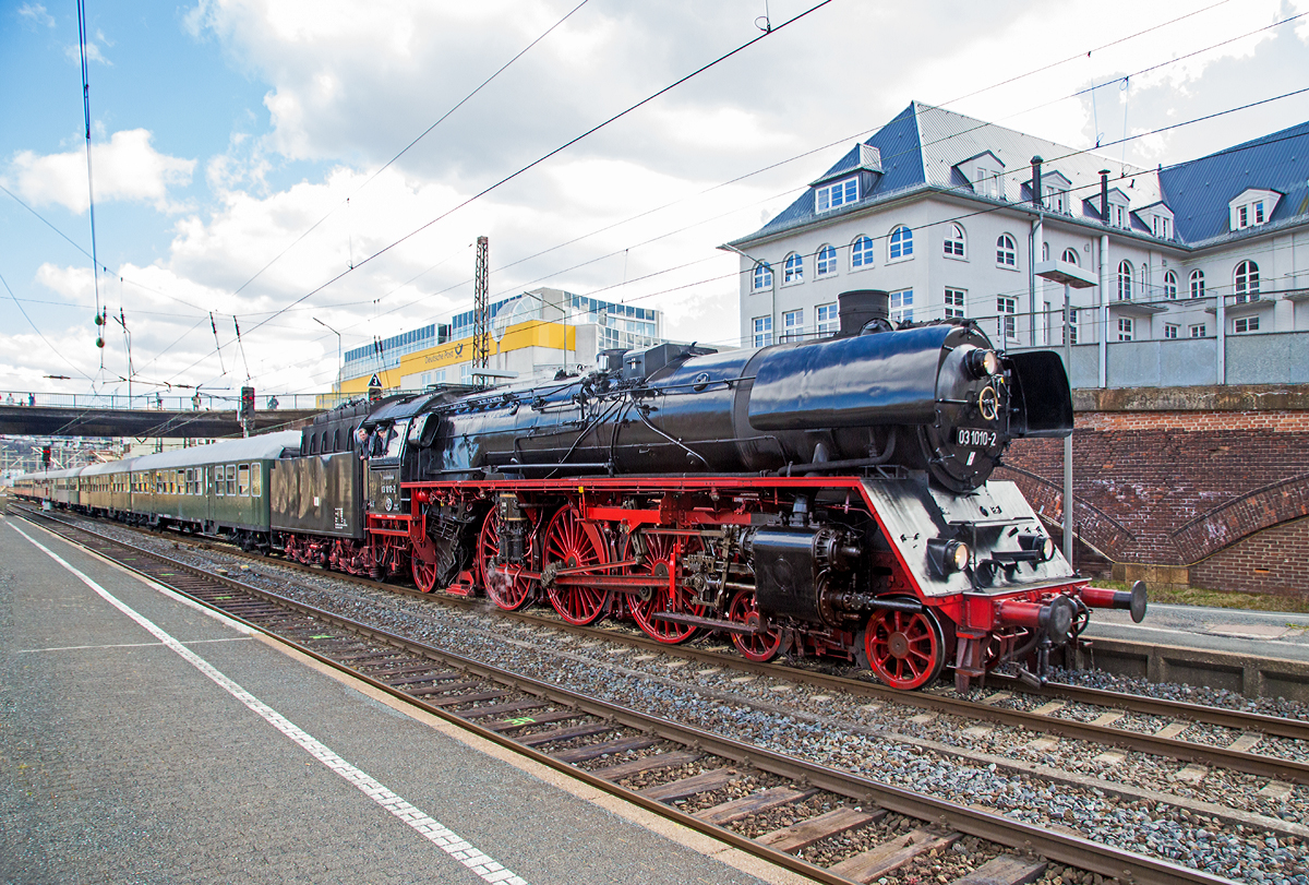 Die Dreizylinder-Schnellzug-Dampflokomotive 03 1010-2, ex DR 03 0010-3,  der Traditionsgemeinschaft Bw Halle P e.V. fährt am 05.04.2015 mit dem Dampfsonderzug (Osterfahrt) der Eisenbahnfreunde Treysa e.V. in den Hauptbahnhof Siegen ein.  

Die Lok wurde 1940 von der Lokomotivfabrik Borsig in Berlin unter der Fabriknummer 14921gebaut, der Kessel (ReKo-Kessel) wurde 1959 vom Raw Meiningen unter Fabriknummer 23 gebaut. Die meisten Lok bekamen im Rekonstruktionsprogramm eine Mischvorwärmer-Anlage, jedoch nicht die 03 1010 sie behielt ihre Oberflächenvorwärmer. Da die Lok mit Riggenbach-Gegendruckbremsen ausgestattete Lokomotiven, bei der VES M in  Halle vorwiegend als Bremslokomotiven eingesetzt wurden. Der gekuppelte Tender ist von der ehem. 03 1016. 

Vom August 1967 bis Januar 1982 wurde die Lok mit einer Ölfeuerung eingesetzt und fuhr somit als DR 03 0010-3.

Eigentümer der Lok ist das DB Museum Nürnberg, sie ist eine Leihgabe an den Förderverein Schnellzugdampflok 03 1010 e.V. Seit Juli 2011 ist die Lok wieder betriebsfähig. Im August 2014 erhielt die Lok im DLW Meiningen eine Kesseluntersuchung. Im Verlauf ihres Lokomotivlebens hat die 03 1010 bisher mehr als 2,3 Millionen Kilometer zurückgelegt, seit der Wiederinbetriebnahme sind es schon über 80.000 km.
Die angeschriebene NVR-Nummer ist 90 80 0013 010-8 D-HLP.

Der geplante Schnellzugverkehr mit Dampflokomotiven bei der  Deutschen Reichsbahn zum Ende der 1930er Jahre, erforderte für den  Einsatz auf Strecken mit nur 18 t Achslast eine Weiterentwicklung der  erfolgreichen, aber mit 130 km/h zu langsamen Baureihe 03. Wie auch bei  der Baureihe 01, entschied sich die Hauptverwaltung der Reichsbahn für  den Bau einer Dreizylinder-Lokomotive mit Stromlinienverkleidung. 

Die Baureihe 03.10 erhielt ein Dreizylindertriebwerk mit  einfacher Dampfdehnung, wobei das mittlere Triebwerk (Innenzylinder) die 1.  Kuppelachse und die beiden Außentriebwerke die 2. Kuppelachse antreiben.  Mit dem Drillingstriebwerk wurde eine höhere Laufruhe im Bereich der  Höchstgeschwindigkeit erreicht. Die ursprüngliche Höchstgeschwindigkeit  der Maschinen von 150 km/h ist im Jahr 1941 auf Verfügung des  Reichsverkehrsministeriums auf 140 km/h herabgesetzt worden, dies hat heute noch bestand.

Nach dem Ende des Zweiten Weltkrieges blieben insgesamt 21 Lokomotiven der Baureihe 03.10 im Bestand der Deutschen Reichsbahn der DDR. Schon kurz nach dem Krieg entfernte man die nun unnötig  gewordene Stromlinienverkleidung von den Lokomotiven. Zur Deutschen Bundesbahn kamen 26 Maschinen von denen die letzte bereits 1966 ausgemustert und verschrottet wurde.

Technische Daten:
Spurweite: 1.435 mm
Bauart:  2'C1' h3
Gattung: S 36.18
Dienstgewicht (Lok und Tender):   164,7 t
Radsatzfahrmasse: 18,8 t
Länge über Puffer: 23.905 mm
Leistung:  ca. 1.900 PS
Höchstgeschwindigkeit: 140 km/h
Treibraddurchmesser: 2.000 mm
Laufraddurchmesser vorn: 1.000 mm
Laufraddurchmesser hinten: 1.250 mm
Steuerungsart: 	für Außen- und Innentriebwerk unabhängig voneinander arbeitende Heusinger Steuerung
Zylinderanzahl: 	3
Zylinderdurchmesser: 	470 mm
Kolbenhub:  660 mm
Kesselüberdruck:  20 bar
Rostfläche: 3,89 m²
Überhitzerfläche: 72,22 m²
Verdampfungsheizfläche: 203,15 m²
Tender: 2'2 T 34
Brennstoffvorrat: 10t (Kohle)
Wasserkasteninhalt: 34 m³

Quellen: http://www.03-1010.de/index.html  und http://www.eisenbahn-museumsfahrzeuge.com
