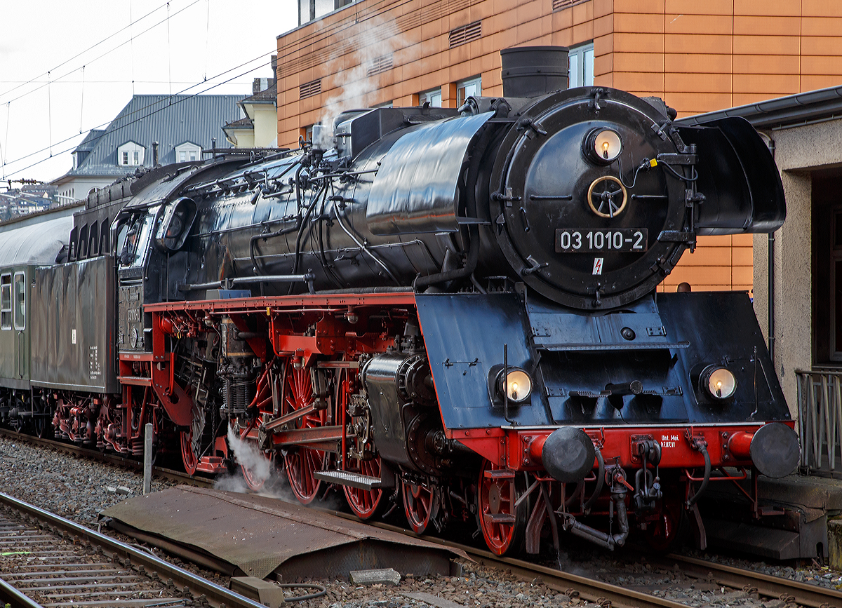 Die Dreizylinder-Schnellzug-Dampflokomotive 03 1010-2, ex DR 03 0010-3,  der Traditionsgemeinschaft Bw Halle P e.V. fährt am 05.04.2015 mit dem Dampfsonderzug (Osterfahrt) der Eisenbahnfreunde Treysa e.V. im Hauptbahnhof Siegen.

Die Lok wurde 1940 von der Lokomotivfabrik Borsig in Berlin unter der Fabriknummer 14921gebaut, der Kessel (ReKo-Kessel) wurde 1959 vom Raw Meiningen unter Fabriknummer 23 gebaut. Die meisten Lok bekamen im Rekonstruktionsprogramm eine Mischvorwärmer-Anlage, jedoch nicht die 03 1010 sie behielt ihre Oberflächenvorwärmer. Da die Lok mit Riggenbach-Gegendruckbremsen ausgestattete Lokomotiven, bei der VES M in  Halle vorwiegend als Bremslokomotiven eingesetzt wurden. Der gekuppelte Tender ist von der ehem. 03 1016. 

Vom August 1967 bis Januar 1982 wurde die Lok mit einer Ölfeuerung eingesetzt und fuhr somit als DR 03 0010-3.

Eigentümer der Lok ist das DB Museum Nürnberg, sie ist eine Leihgabe an den Förderverein Schnellzugdampflok 03 1010 e.V. Seit Juli 2011 ist die Lok wieder betriebsfähig. Im August 2014 erhielt die Lok im DLW Meiningen eine Kesseluntersuchung. Im Verlauf ihres Lokomotivlebens hat die 03 1010 bisher mehr als 2,3 Millionen Kilometer zurückgelegt, seit der Wiederinbetriebnahme sind es schon über 80.000 km.
Die angeschriebene NVR-Nummer ist 90 80 0013 010-8 D-HLP.

Der geplante Schnellzugverkehr mit Dampflokomotiven bei der  Deutschen Reichsbahn zum Ende der 1930er Jahre, erforderte für den  Einsatz auf Strecken mit nur 18 t Achslast eine Weiterentwicklung der  erfolgreichen, aber mit 130 km/h zu langsamen Baureihe 03. Wie auch bei  der Baureihe 01, entschied sich die Hauptverwaltung der Reichsbahn für  den Bau einer Dreizylinder-Lokomotive mit Stromlinienverkleidung. 

Die Baureihe 03.10 erhielt ein Dreizylindertriebwerk mit  einfacher Dampfdehnung, wobei das mittlere Triebwerk (Innenzylinder) die 1.  Kuppelachse und die beiden Außentriebwerke die 2. Kuppelachse antreiben.  Mit dem Drillingstriebwerk wurde eine höhere Laufruhe im Bereich der  Höchstgeschwindigkeit erreicht. Die ursprüngliche Höchstgeschwindigkeit  der Maschinen von 150 km/h ist im Jahr 1941 auf Verfügung des  Reichsverkehrsministeriums auf 140 km/h herabgesetzt worden, dies hat heute noch bestand.

Nach dem Ende des Zweiten Weltkrieges blieben insgesamt 21 Lokomotiven der Baureihe 03.10 im Bestand der Deutschen Reichsbahn der DDR. Schon kurz nach dem Krieg entfernte man die nun unnötig  gewordene Stromlinienverkleidung von den Lokomotiven. Zur Deutschen Bundesbahn kamen 26 Maschinen von denen die letzte bereits 1966 ausgemustert und verschrottet wurde.

Technische Daten:
Spurweite: 1.435 mm
Bauart:  2'C1' h3
Gattung: S 36.18
Dienstgewicht (Lok und Tender):   164,7 t
Radsatzfahrmasse: 18,8 t
Länge über Puffer: 23.905 mm
Leistung:  ca. 1.900 PS
Höchstgeschwindigkeit: 140 km/h
Treibraddurchmesser: 2.000 mm
Laufraddurchmesser vorn: 1.000 mm
Laufraddurchmesser hinten: 1.250 mm
Steuerungsart:  für Außen- und Innentriebwerk unabhängig voneinander arbeitende Heusinger Steuerung
Zylinderanzahl:  3
Zylinderdurchmesser:  470 mm
Kolbenhub:  660 mm
Kesselüberdruck:  20 bar
Rostfläche: 3,89 m²
Überhitzerfläche: 72,22 m²
Verdampfungsheizfläche: 203,15 m²
Tender: 2'2 T 34
Brennstoffvorrat: 10t (Kohle)
Wasserkasteninhalt: 34 m³