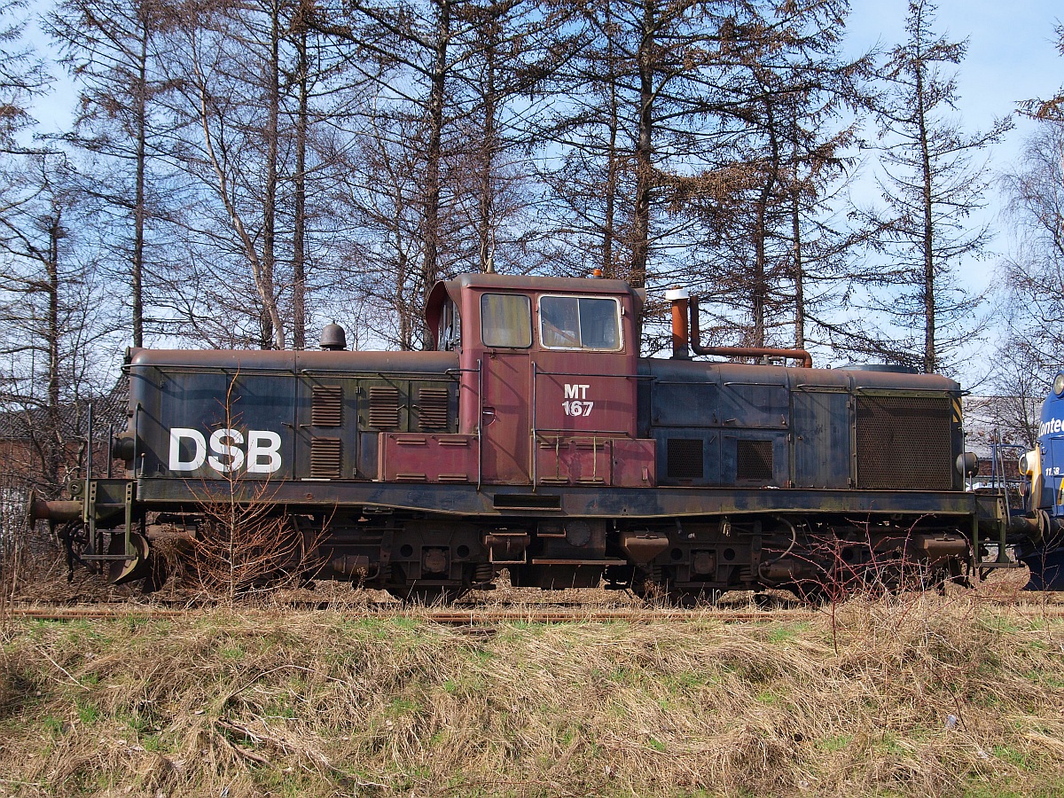 Die DSB Litra MT 167 (Frichs Baunr.653,Bj.1960,492PS) wurde aus dem Jernebanmuseum 2009 an Contec verkauft und wird irgendwann noch aufgearbeitet, im Moment ist sie außer Dienst gestellt. Fotografentag in Padborg 02.04.2010