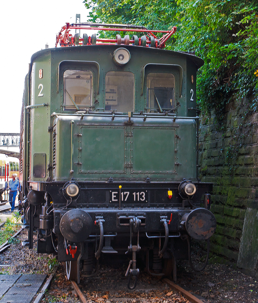 Die E 17 113  (ex DB 117 113-1, ex DB E 17 113) am 31.05.2014 im DGEG Eisenbahnmuseum Neustadt/Weinstraße (Pfalzbahn - Museum).

Die  Elektrolokomotiven  der Baureihe E 17 (ab 1968 als DB-Baureihe 117 bezeichnet) waren Elektrolokomotiven die die Deutschen Reichsbahn-Gesellschaft (DRG) 1927, aufbauend auf den guten Versuchsergebnissen mit der Baureihe E 21, für den mittelschweren Schnellzugdienst bestellte. Insgesamt wurden 38 Stück von den Herstellern AEG und SSW dieser ersten Schnellzuglokomotiven mit der Achsfolge 1'Do1' gebaut. Diese Loks hatten damals schon eine Höchstgeschwindigkeit von 120 km/h.

Vorgesehen waren die Loks für die Netze in Schlesien, Süddeutschland und Mitteldeutschland. Aber auf den mitteldeutschen Flachlandstrecken war die Lok unterfordert, was zur Ableitung der E 04 aus der E 17 führte. Nach dem Erscheinen der  abgespeckten Version  wurden die Maschinen nach Süddeutschland und nach Schlesien umgesetzt

Nach dem Zweiten Weltkrieg waren noch 26 Lokomotiven bei der Deutschen Bundesbahn und zwei Stück bei der Deutschen Reichsbahn im Einsatz. Die beiden DR-Maschinen wurden 1968 ausgemustert und anschließend verschrottet. Bei der DB wurden die Lokomotiven 1960/61 jedoch modernisiert, 1968 erfolgte für alle verbliebenen 26 Lokomotiven die Umzeichnung in Baureihe 117.  Das Auslauf-Bw für die Baureihe 117 war das Bahnbetriebswerk Augsburg, die letzte 117 (117 106) wurde am 24. April 1980 ausgemustert.

Der Antrieb der 11,7 t schweren 1'Do1' – Lokomotiven erfolgte durch AEG-Kleinow- Federtopfantriebe (eine Hohlwellen-Antriebsart). Die Anfahrzugkraft betrug 235 kN, bei einer Stundenleistung von 2.800 kW. Die Maschinen konnten 630-t-Züge in der Waagerechten mit 95 km/h, bei 10 Promille Steigung mit 72 km/h und bei 20 Promille mit 54 km/h befördern. Auch die 117 wurden, wie alle Vorkriegsloks, stehend bedient. Die Lokomotiven hatten zwei Stromabnehmer vom Typ SBS 9. 

Die hier gezeigte Lok E 17 113 (ex DB 117 113-1) wurde 1928 bei AEG in Hennigsdorf unter der Fabriknummer 3983 gebaut und war bis 1979 im Einsatz.

TECHNISCHE DATEN:
Spurweite: 1.435 mm (Normalspur)
Achsformel: 1'Do1'
Länge über Puffer: 15.950 mm
Triebraddurchmesser: 1.600 mm
Laufraddurchmesser: 1.000 mm
Dienstgewicht: 111,7 t
Radsatzfahrmasse: 20,2 t
Höchstgeschwindigkeit: 120 km/h
Stundenleistung: 2.800 kW
Dauerleistung: 2.300 kW
Anfahrzugkraft: 235 kN
Stromsystem: 15 kV 16⅔ Hz ~
Anzahl der Fahrmotoren:  4 × 2 (4 Doppelmotoren d.h. 2 Motoren/Achse)
