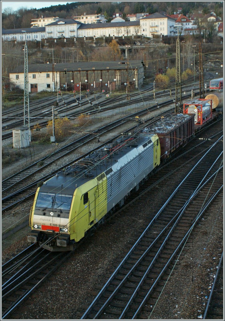Die E 189 908RT mit einem G�terzug in Ulm.
14. Nov. 2010