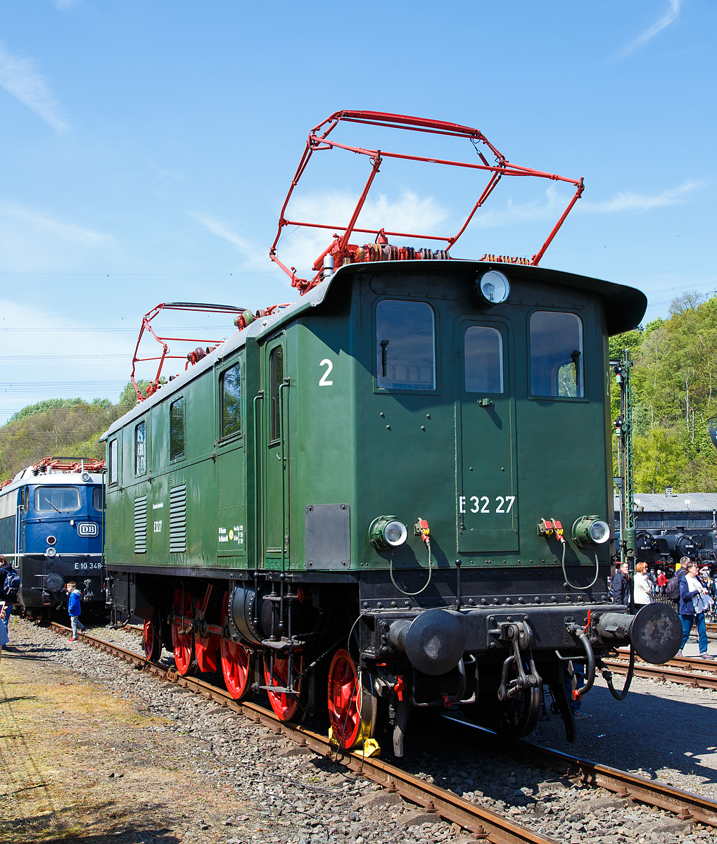 Die E 32 27, ex 132 027-4, ex Bay. EP 2 20 027 am 30.04.2017 im Eisenbahnmuseum Bochum-Dahlhausen.

Die Deutsche Reichsbahn Gruppenverwaltung Bayern beschaffte zwischen 1924 und 1926 29 Elektrolokomotiven der Baureihe EP 2 für den leichten Personenzugdienst. Sie trugen die bayerische Bezeichnung EP2 20 006 bis 034, bevor sie die DR-Baureihenbezeichnung E 32 erhielten (nach 1968 DB BR 132). Die Nummern 01 bis 05 blieben unbesetzt, da sie zuvor schon der Bayerischen EP1 (spätere E 62) zugeteilt worden waren. Konstruktiv baut die E 32 auf zahlreiche Vorkriegskonstruktionen.  Sie wurde mit zwei Motoren der bayr. ES 1 (E 16) und einer Vorgelegewelle auf die schräge Treibstange ausgerüstet. Die E 32 wurde auf allen oberbayrischen Strecken eingesetzt. Viele Teile der Lokomotive waren mit denen der E 16 identisch.

24 Lokomotiven wurden von der Deutschen Bundesbahn nach dem Zweiten Weltkrieg übernommen, fünf Lokomotiven mussten als Kriegsverluste ausgemustert werden. Ende der 1960er Jahre waren noch 19 Lokomotiven im Fahrdienst vorhanden, die im Raum München und Freiburg im Rangier- und leichten Personenzugdienst eingesetzt waren. Im Jahr 1968 wurden noch 22 Maschinen in die EDV-Baureihenbezeichnung 132 umgezeichnet, der Einsatz endete am 1. August 1972, als die letzten acht 132 ausgemustert wurden.

Technik
Die beiden Fahrmotoren und die Vorgelegewelle waren tief angeordnet. Das ermöglichte einen niedrigen Schwerpunkt und eine kürzere Treibstange zur Blindwelle im Vergleich zu den Vorgängerlokomotiven. Hinten war die Lokomotive mit einer Bisselachse versehen. Vorn waren die führende Laufachse und die erste Kuppelachse zu einem Krauss-Helmholtz-Lenkgestell vereinigt. Die zweite Kuppelachse hatte spurkranzgeschwächte Räder und war ebenso wie die dritte Kuppelachse fest im Rahmen gelagert.

Der Rahmen war als Innenrahmen mit 25 mm Blechstärke ausgelegt. Er war durch die Pufferbohlen und Querträger versteift. Der Lokkasten bestand aus einem Blechstahlgerippe und das Dach aus verbleitem Stahlblech. Zwei Dachsegmente waren abnehmbar gestaltet. Die Stirnseiten des Lokkastens waren mit mittleren Übergangstüren, Übergangsbrücken und Seitenschutz ausgestattet. In den Seitenwänden waren Öffnungen für den Tausch bestimmter Aggregate vorhanden.

Der Haupttransformator war ein ölgekühlter Transformator mit Fremdlüftung. Auf seiner Sekundärseite waren 13 Anzapfungen für die Steuerung der Fahrmotoren, eine für die Steuerung sowie die Hilfsbetriebe und zwei für die Zugheizung vorhanden. Die Steuerung war eine handbetriebene Schlittenschaltung. Sie besaß eine Schnellauslösung für jeden Fahrmotor in jeder der 13 Fahrstufen. Die Fahrtrichtungsänderung wurde über einen druckluftbetätigten Walzenschalter vorgenommen. Die zwölfpoligen Fahrmotoren waren mit denen der DR-Baureihe E 16 gleich. Sie hatten eine maximale Drehzahl von 960 mm−1 und besaßen Wendepole. Die Lokomotivbeleuchtung war original von einem Bordnetz von 24 V = gesteuert, dieses wurde von einem Beleuchtungsgenerator bzw. der Batterie gespeist. Die Lokomotiven besaßen eine Wegabhängige Sifa.


TECHNISCHE DATEN:
Gebaute Anzahl:  29
Hersteller: 	BBC, Maffei
Baujahre: 	1924 bis 26 
Spurweite: 	1.435 mm (Normalspur)
Achsformel: 1'C1'
Länge über Puffer: 13.010 mm
Gesamtradstand:  8.950 mm
Dienstgewicht:  84,8 t
Höchstgeschwindigkeit: 75 km/h (E 32.0)
Stundenleistung:  1.170 kW
Dauerleistung: 1.010 kW
Anfahrzugkraft: 107 kN
Dauerzugkraft: 58 kN
Treibraddurchmesser: 	1.400 mm
Laufraddurchmesser: 	850 mm
Stromsystem:  15 kV 16 2/3 Hz AC
Anzahl der Fahrmotoren:  2 Doppelmotoren
Antrieb: Schrägstangenantrieb
