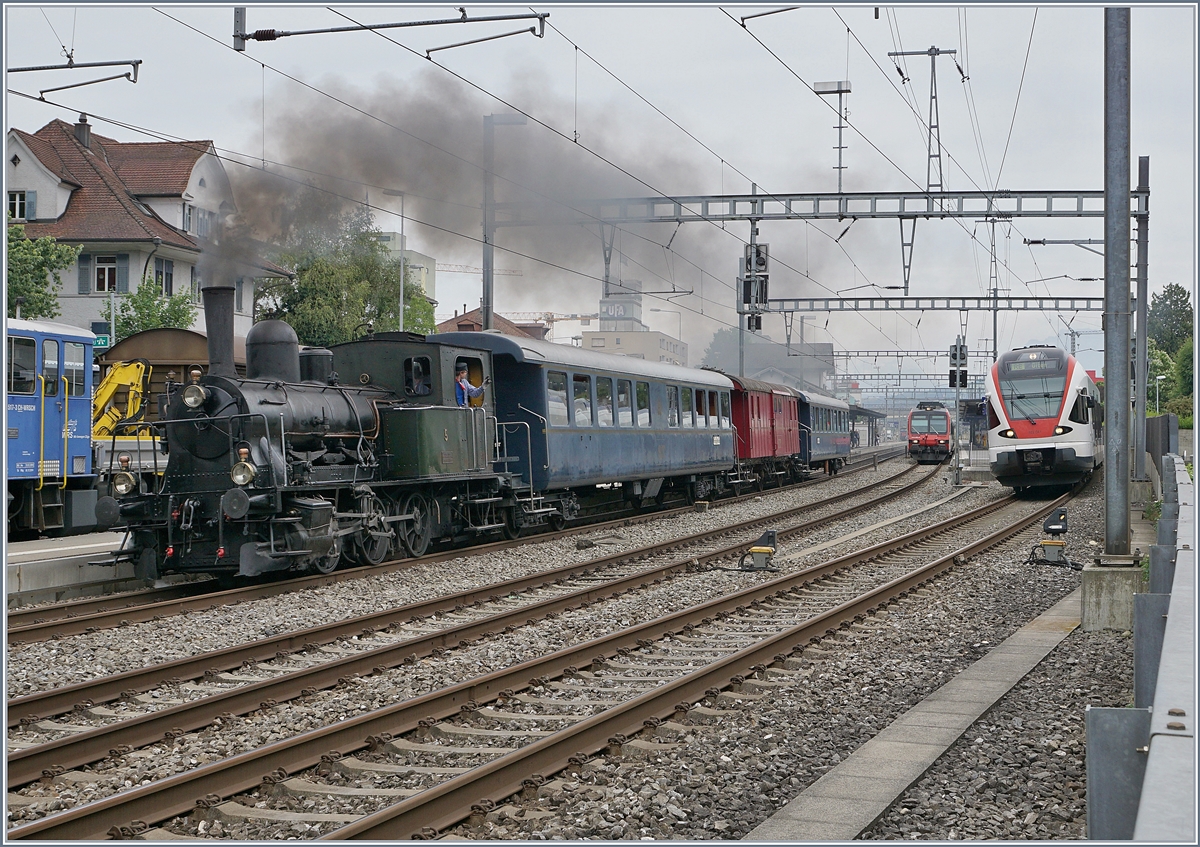 Die E 3/3 N° 5  Tigerli  (UIC 90 85 0008 479-7-1) der Sursee Triengen Bahn verlässt Sursee Richtung Triengen und der Blick des Lokführes gilt wohl dem Flirt, welcher mir beinahe das Bild zugefahren hätte.
24. Juni 2018