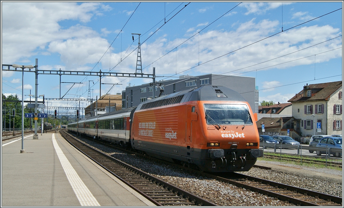 Die  easy-jet  Re 460 063-1 erreicht mit ihrem IR Morges.
27. Juli 2015