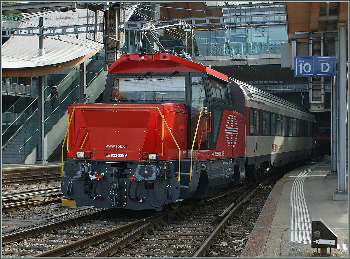 Die Ee 922 009-6 manöveriert in Bern einen Verstärkungswagen an einen IC/IR. 
28. Juli 2010