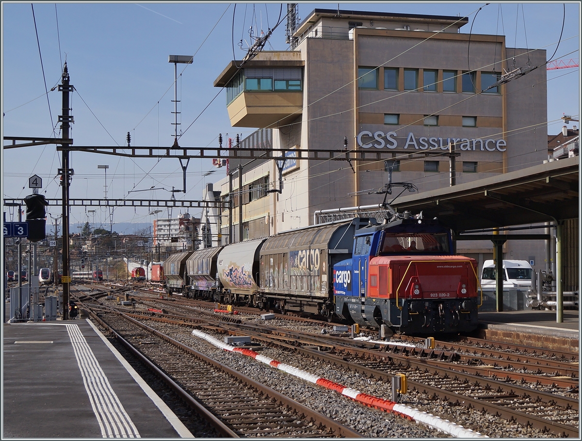 Die Eem 923 020-2 ist in Lausanne mit einem kurzen Güterzug unterwegs. 

19. Feb. 2021
