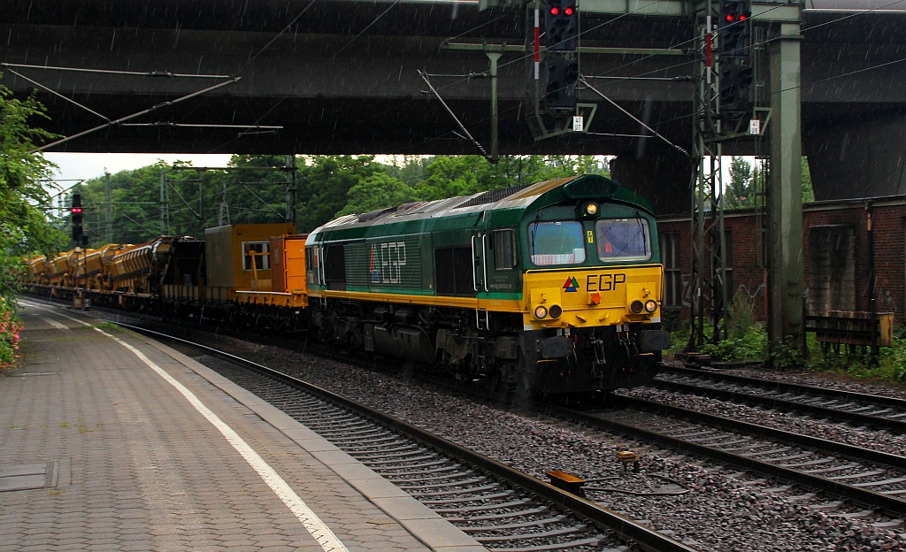 Die EGP 266 005-8(GM-EMD 2001/20008254-3 JT42CWR)rumpelt hier mit einer Menge Bauzeugs durch HH-Harburg. 07.07.12