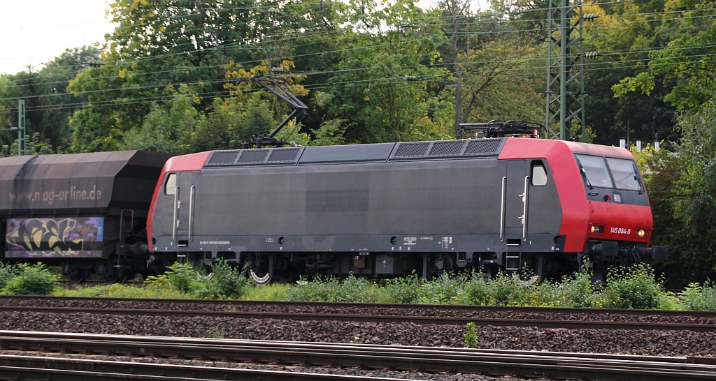 Die ehemalige ITL Lok 145 084-0 ist jetzt mit Kohlezügen für die NIAG unterwegs, hier passiert sie mit lautem Pfiff die Fotogemeinde im DB Museum Koblenz-Lützel. 29.09.2012(üaV)