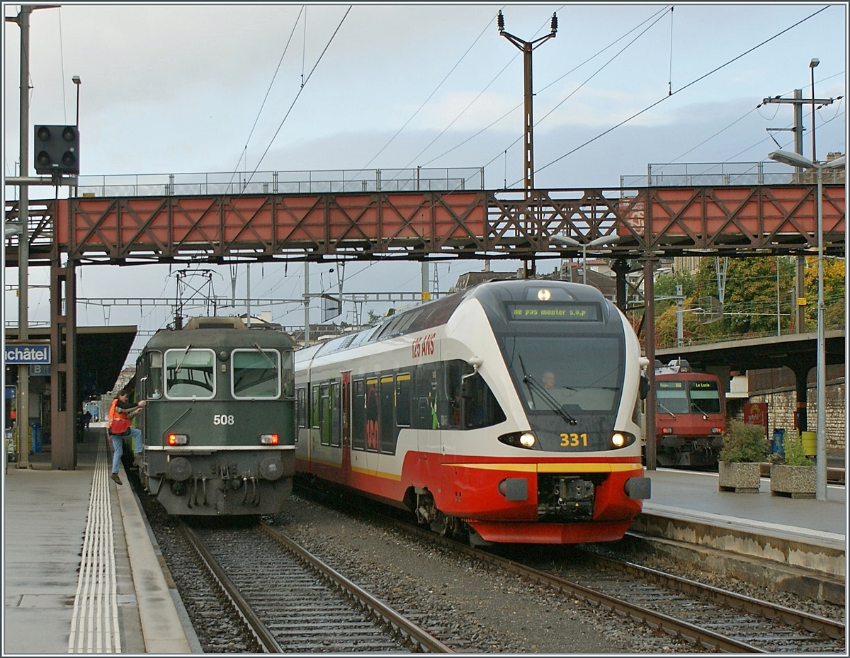 Die ehemalige Prototyp Re 4/4 II verkehrt nun bei der BLS als Re 420 508; hier gerade aus Bern in Neuchâtel angekommen. Daneben steht der RTV/TRN Flirt RABe 527 331. 

2. Okt. 2008