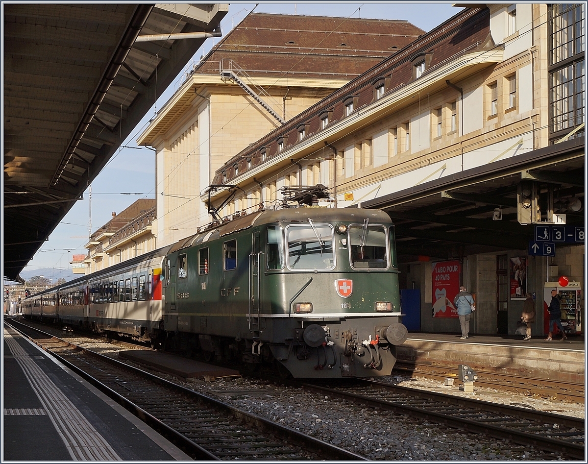 Die ehemalige TEE Lok und nun letzte grüne Personenverkehrs Re 4/4 II 11161 in Lausanne rangiert einen RE, der am Abend nach St-Maurice fahren wird.

20. Feb. 2020