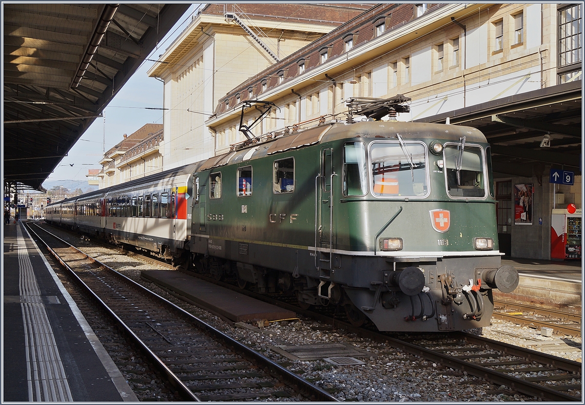 Die ehemalige TEE Lok und nun letzte grüne Personenverkehrs Re 4/4 II 11161 in Lausanne rangiert einen RE, der am Abend nach St-Maurice fahren wird.

20. Februar 2020