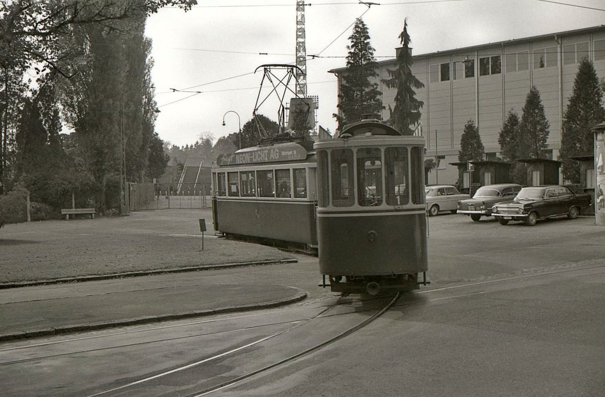 Die ehemalige Tramlinie 1 in Bern, Endstation Brückfeld: Motorwagen 172 (von 1944) mit Zweiachsanhänger 224 (von 1935). 21.September 1965 