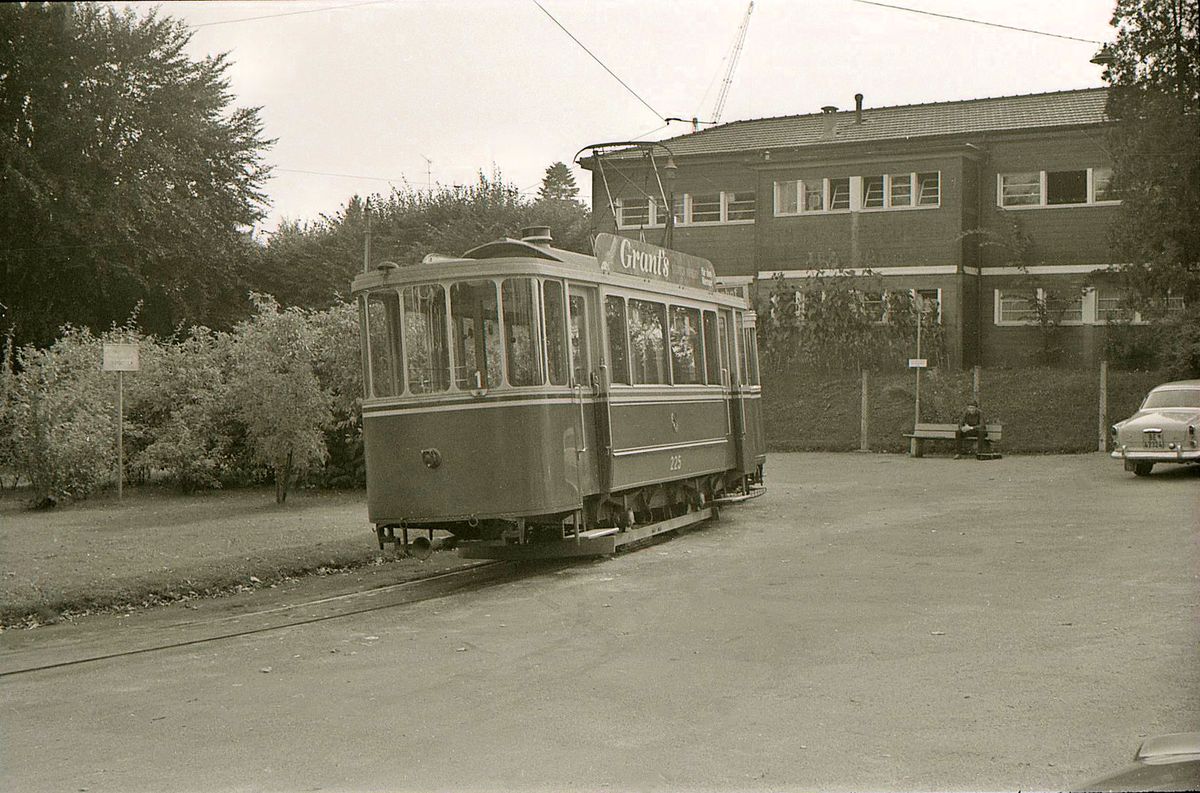 Die ehemalige Tramlinie 1 in Bern, Endstation Brückfeld: Der Zweiachsanhänger 225 von 1935. 21.Sep.1965 
