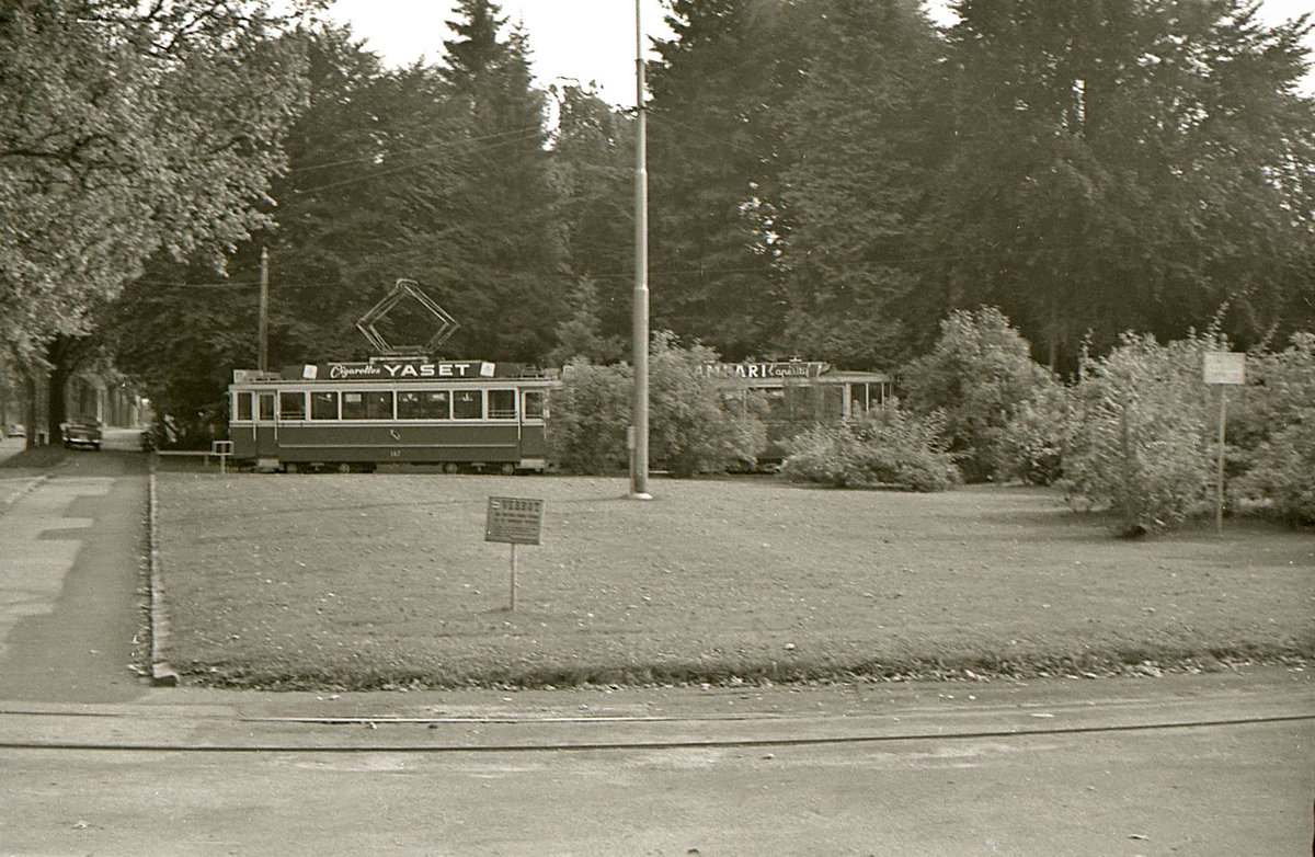 Die ehemalige Tramlinie 1 in Bern im Raum Brückfeld: Ein Tramzug mit dem alten Motorwagen 147 (stehende Bedienung, keine Luftbremse) fährt aus der Schlaufe Brückfeld auf die Strasse zurück. 21.September 1965 