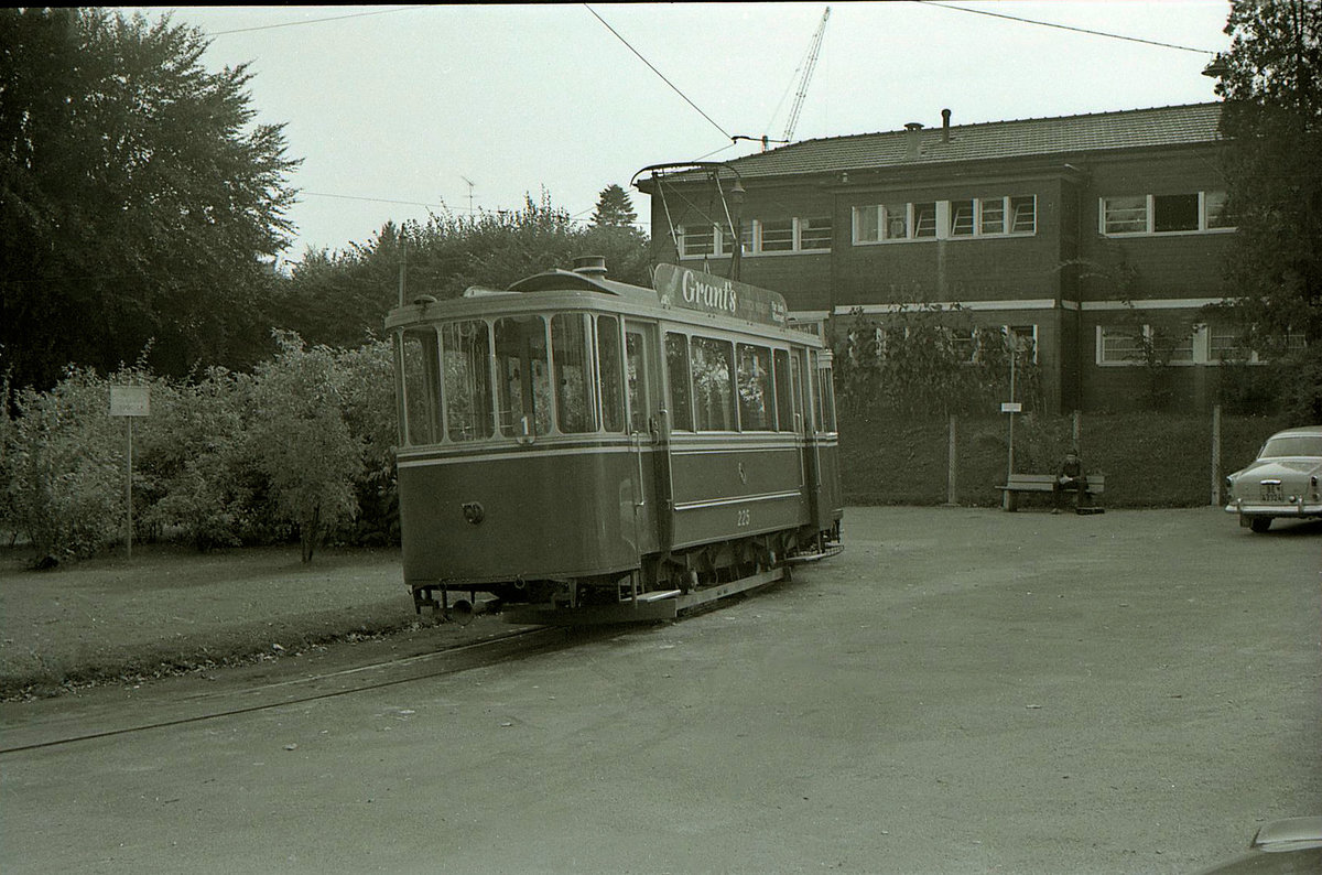 Die ehemalige Tramlinie 1 in Bern im Raum Brückfeld: Anhänger 225 (Baujahr 1935, hinter Motorwagen 147) in der Endhaltestelle Brückfeld. 21.September 1965