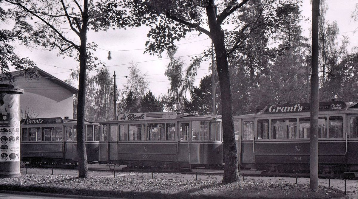 Die ehemalige Tramlinie 1 (Betriebseinstellung 11.Oktober 1965): Die Anhänger wurden an der Endstation Güterbahnhof abgestellt, bis sie für den Stosszeitenverkehr gebraucht wurden. Im Bild die Zweiachser 228, 233 und 204. Spätsommer 1965 