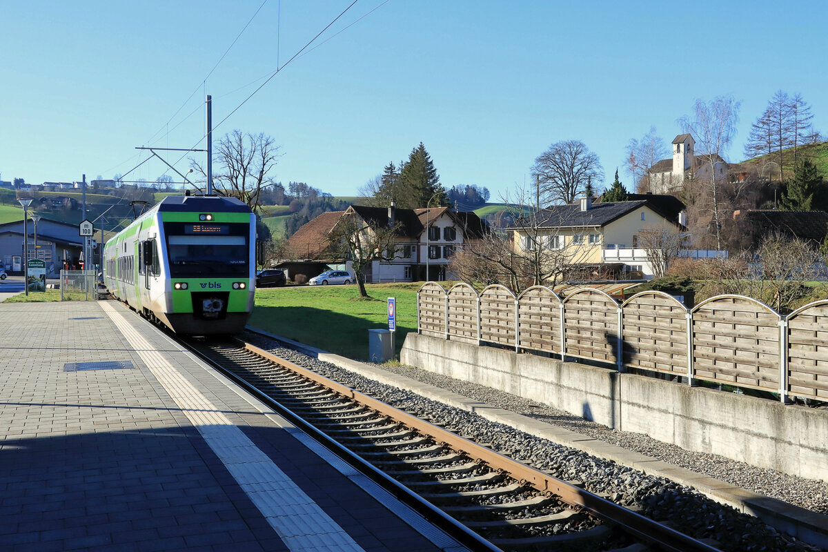 Die ehemalige VHB (Vereinigte Huttwil-Bahnen) / Strecke der ursprünglichen Huttwil-Wolhusen Bahn (HWB): Einfahrt der BLS NINA 525 006 in Hüswil, Halt auf Verlangen. Der Zug fährt als S-Bahn Luzern S6 von Langenthal via Wolhusen nach Luzern. Es gibt daneben auch eine S7, die zu bestimmten Tageszeiten Teilstrecken befährt und nicht überall hält. 31.Dezember 2021  