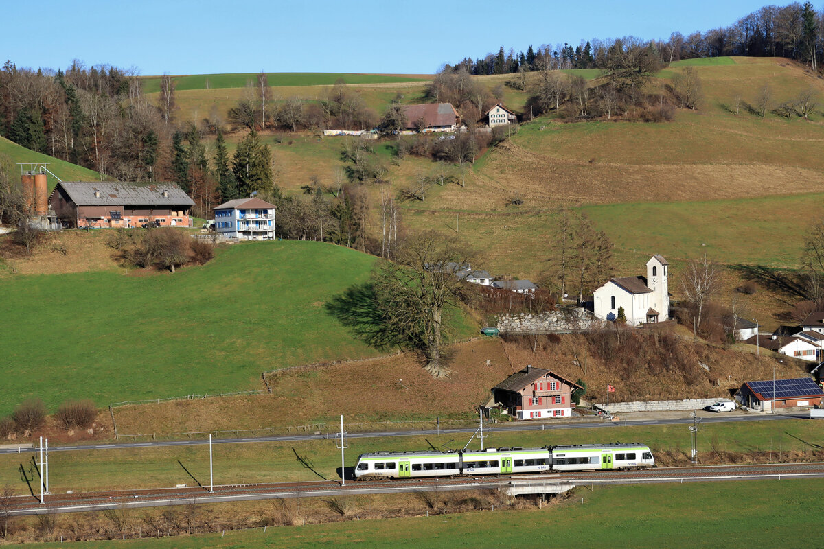 Die ehemalige VHB (Vereinigte Huttwil-Bahnen) / Strecke der ursprünglichen Huttwil-Wolhusen Bahn (HWB): BLS NINA 525 003 in Hüswil, 31.Dezember 2021 