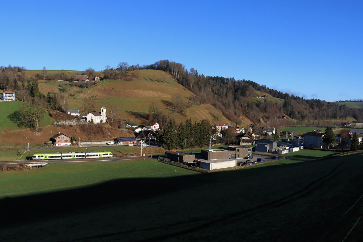 Die ehemalige VHB (Vereinigte Huttwil-Bahnen) / Strecke der ursprünglichen Huttwil-Wolhusen Bahn (HWB): BLS NINA 525 030 in Hüswil, die letzte Station im Kanton Luzern Richtung Huttwil. 