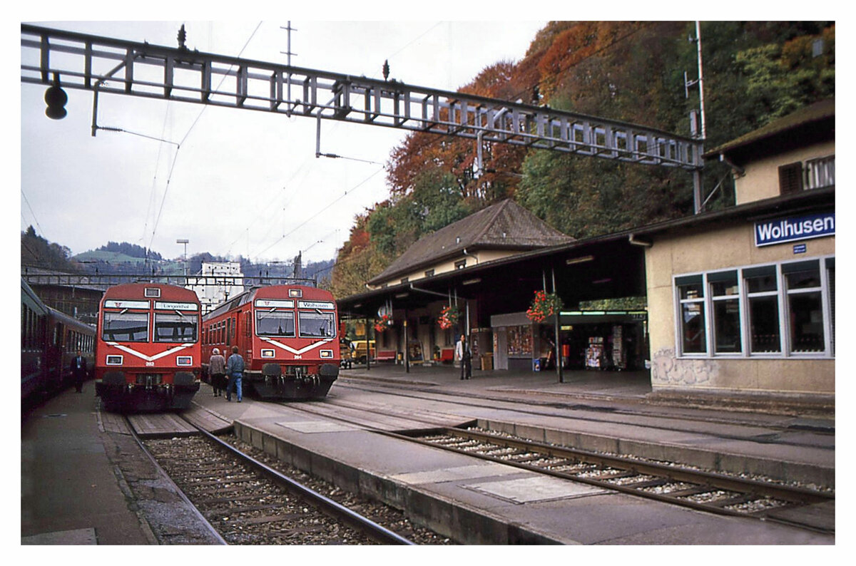 Die ehemalige VHB (Vereinigte Huttwil-Bahnen) / Strecke der ursprünglichen Huttwil-Wolhusen Bahn (HWB): Wolhusen am 31.Oktober 1995. Aufnahme aus einem damaligen SBB-Schnellzug Luzern-Bern. Im Bahnhof stehen der SMB-Triebwagen 282 (heute BLS NPZ 241) und der VHB-Triebwagen 264 (heute BLS NPZ 239).  
