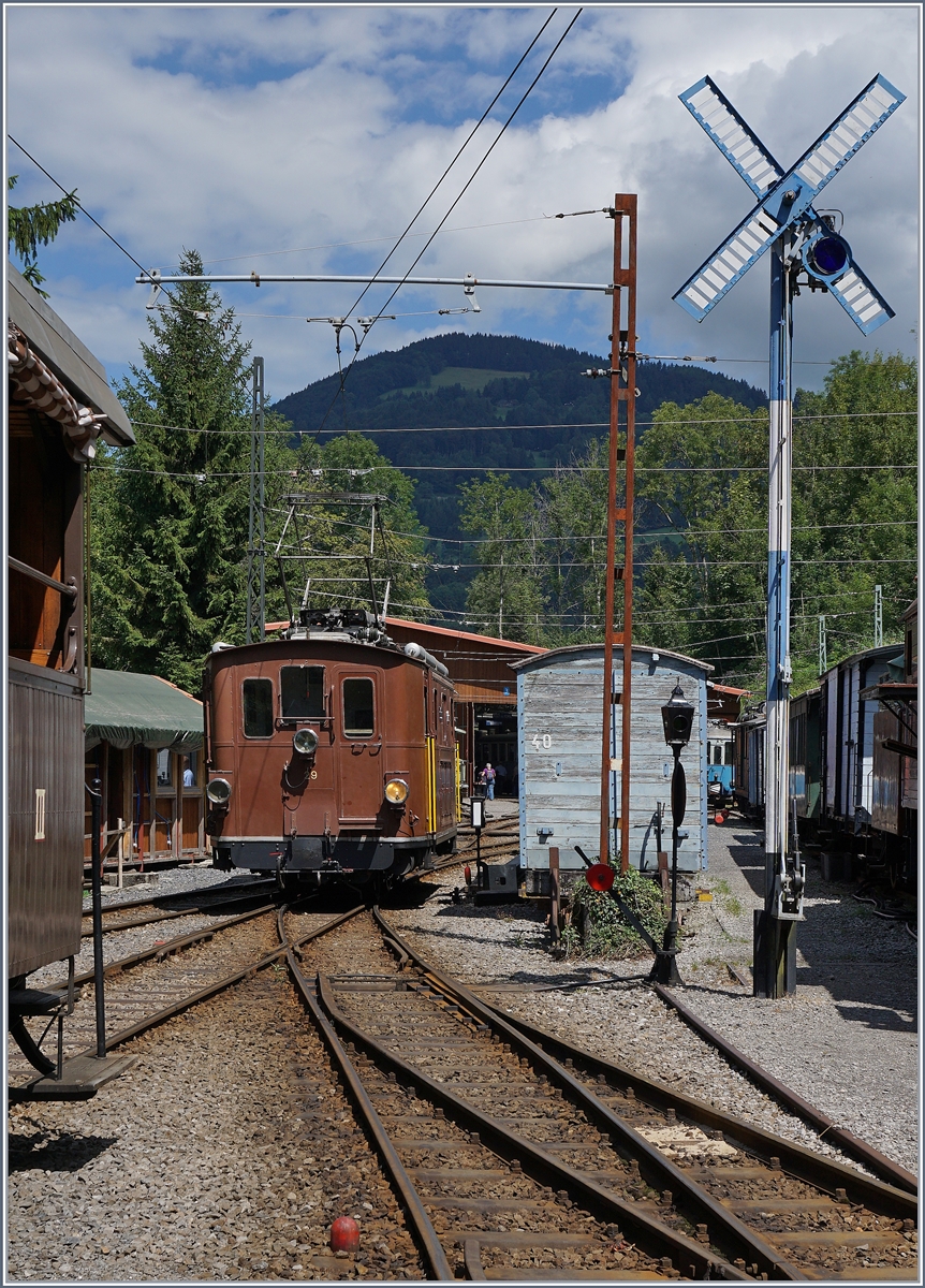 Die eher selten eingesetzte BOB HGe 3/3 29 in Chaulin.
1. August 2016