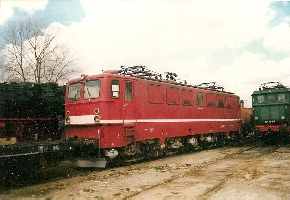 Die ehmalige Stralsunder 109 048 im Bw Rostock.Rechts die damals zum Bw Rostock geh�rende 244 103.