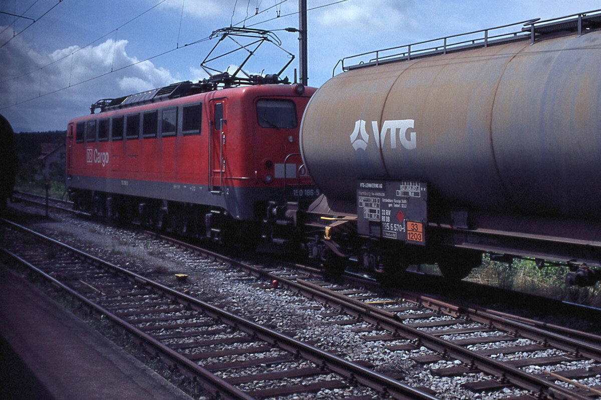 Die einstige MThB-Strecke zwischen Wil und Weinfelden: Begegnung mit einer deutschen Lok, 150 186 mit einem Oeltankzug in Bettwiesen. 7.August 2001 