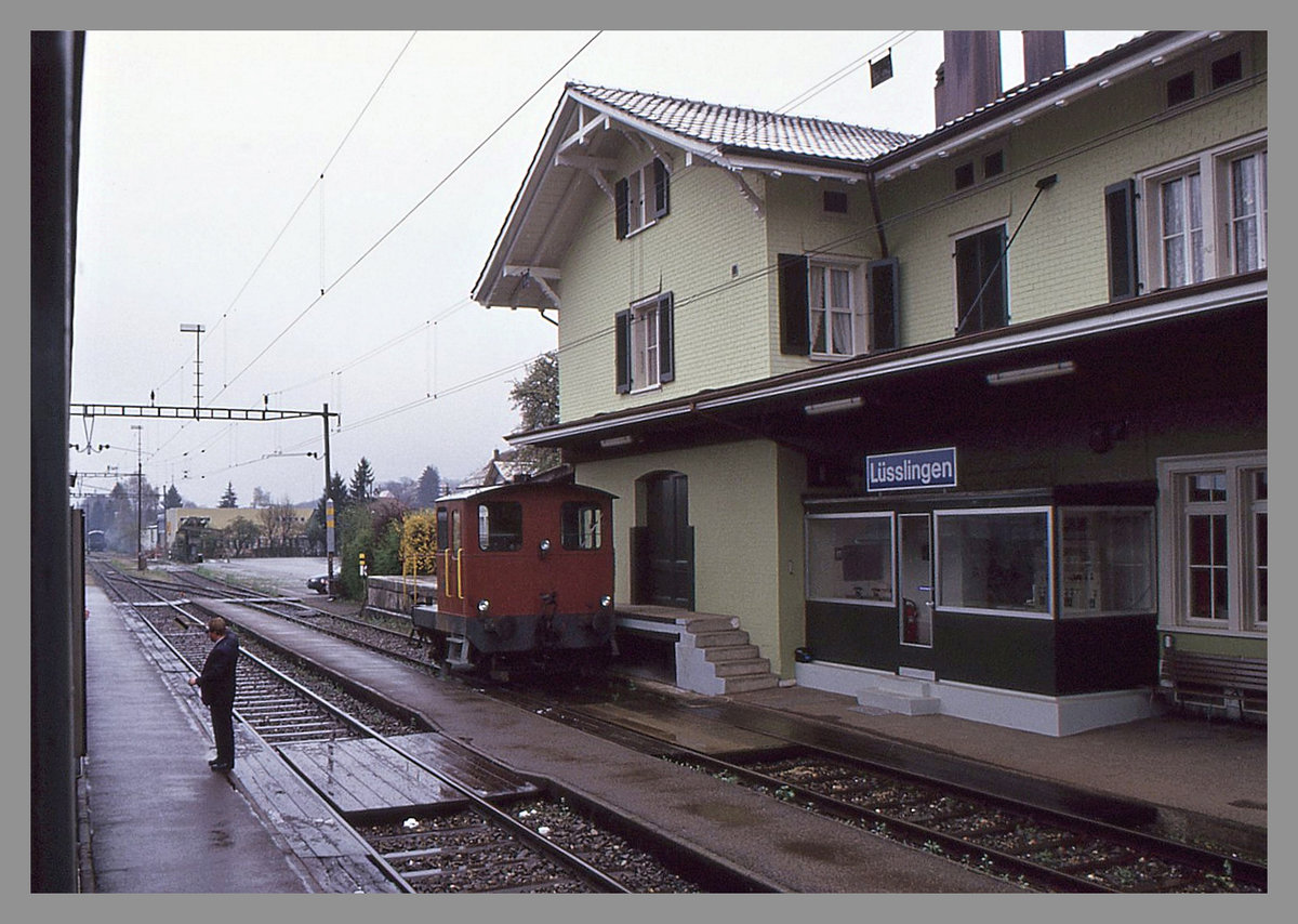Die einstige Strecke Solothurn - Büren an der Aare - Lyss: Jedem Statiönchen sein eigener Traktor - am heute längst stillgelegten Bahnhof Lüsslingen Traktor Tm I 428. 6.April 1994 