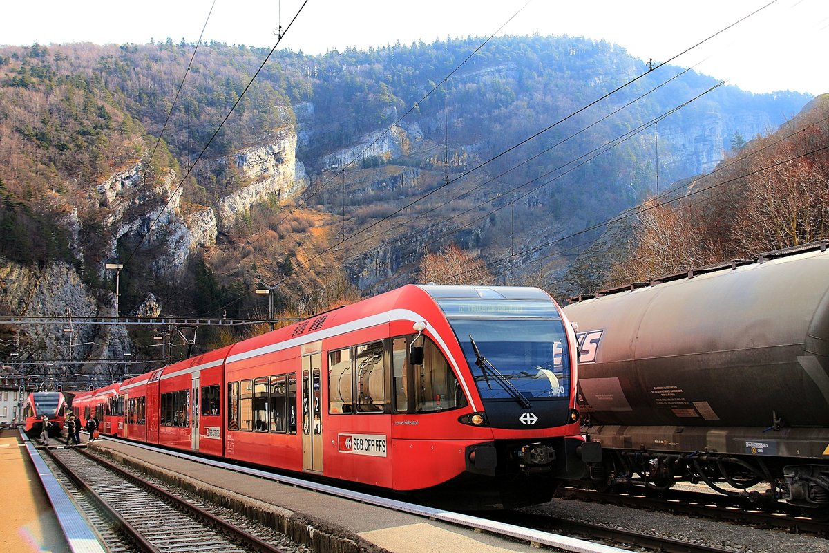 Die Eisenbahn im Vallon de St.Imier (Kanton Bern): Die beiden GTW 526 260 und 526 284 in Reuchenette-Péry. 526 260 bis 265 und 280-283 aus dem Jahr 2003 waren zuerst dreiteilig (Wagen + Antriebsmodul + Wagen) und erhielten 2009/10 einen weiteren Wagen zwischen Steuerwagen und Antriebsmodul. Die 526 284-286 waren von Anfang an vierteilig. 19.Februar 2018 