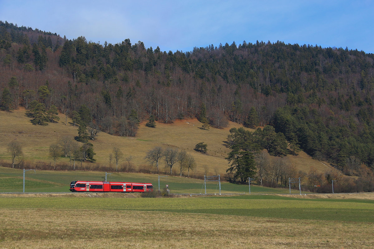 Die Eisenbahn im Vallon de St.Imier (Kanton Bern): In Sonceboz-Sombeval kommen die beiden Strecken aus La Chaux-de-Fonds und aus Moutier zusammen. Hier kommt ein GTW Serie 526 aus Richtung Tavannes und Moutier den Hang herunter, um nach einer 180 Grad Wendung bald in Sonceboz-Sombeval einzufahren. 19.Februar 2018 