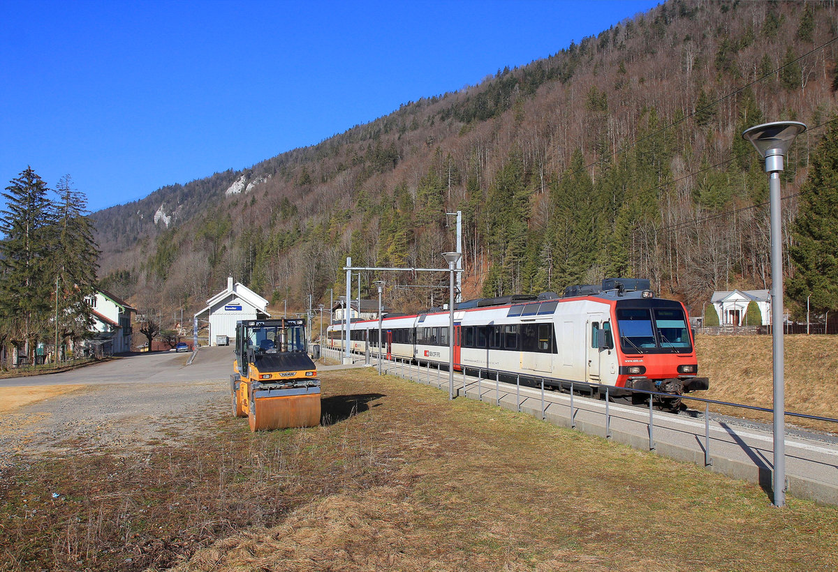 Die Eisenbahn im Vallon de St.Imier (Kanton Bern): Ein Domino-Zug Richtung Biel mit NPZ Triebwagen 560 232 an der Spitze im Bahnhof Sonvilier. 25.Februar 2021 