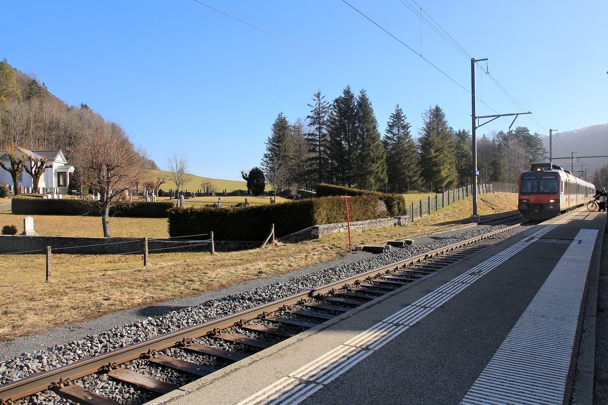 Die Eisenbahn im Vallon de St.Imier (Kanton Bern): Einfahrt eines Domino-Zugs mit Steuerwagen ABt 39-43 849 in Sonvilier, direkt neben dem - wirklich friedlichen - Friedhof. 25.Februar 2021 